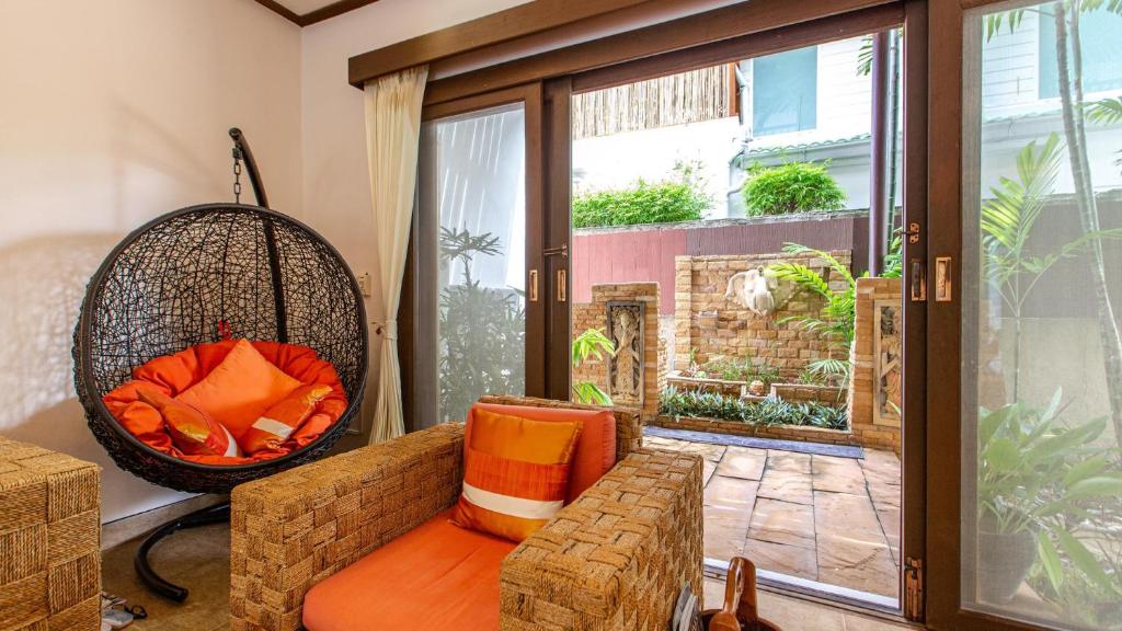 Tropical 4-bedroom Beachside villa with Rooftop Terrace in Hua Thanon for sale