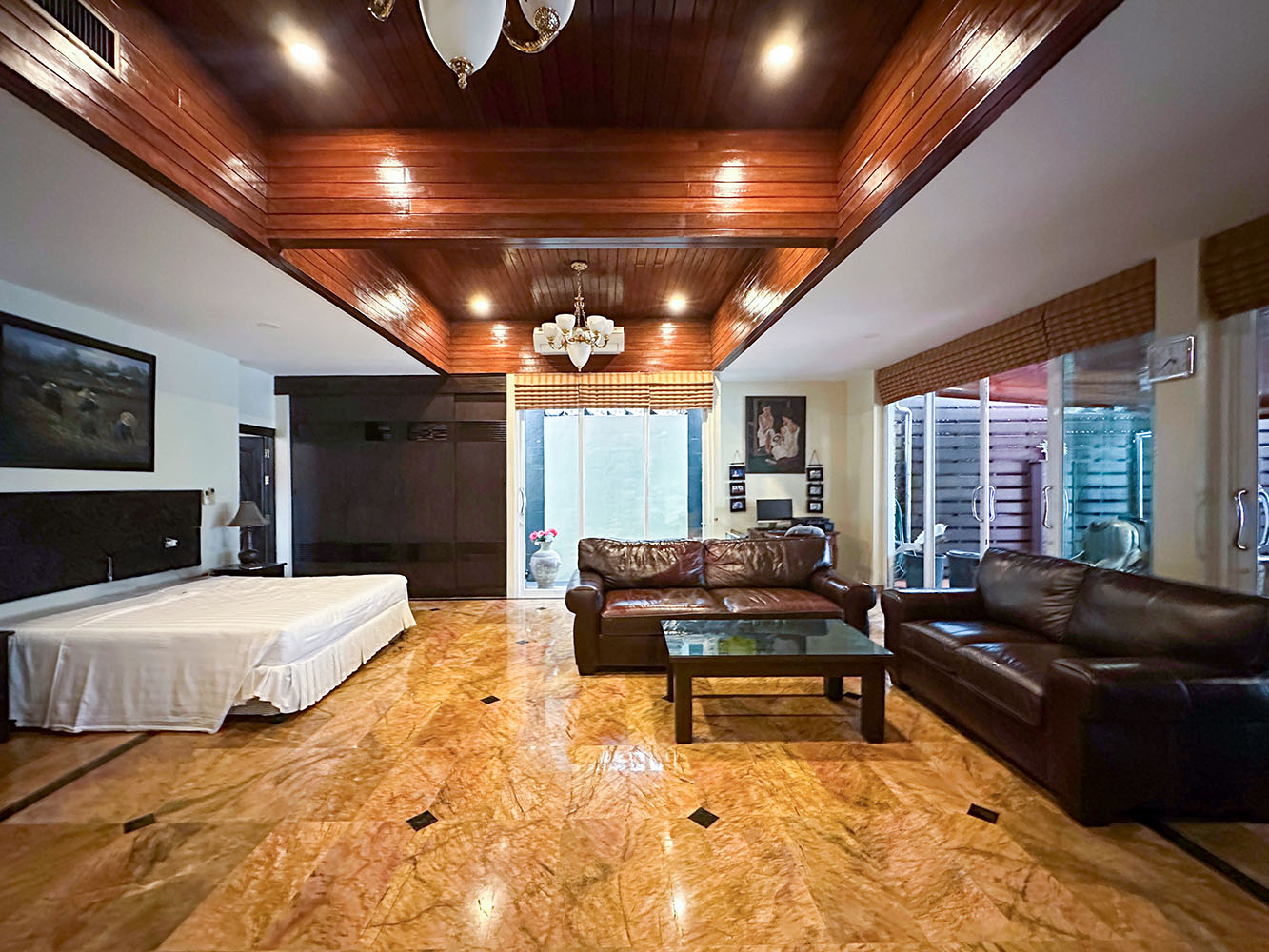 Rare Opportunity 9-Bedroom Beachfront Villa with Redevelopment Potential in Bangpor: Rare Opportunity 9-Bedroom Beachfront Villa with Redevelopment Potential in Bangpor