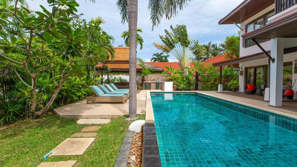 Tropical 4-bedroom Beachside villa with Rooftop Terrace in Hua Thanon for sale