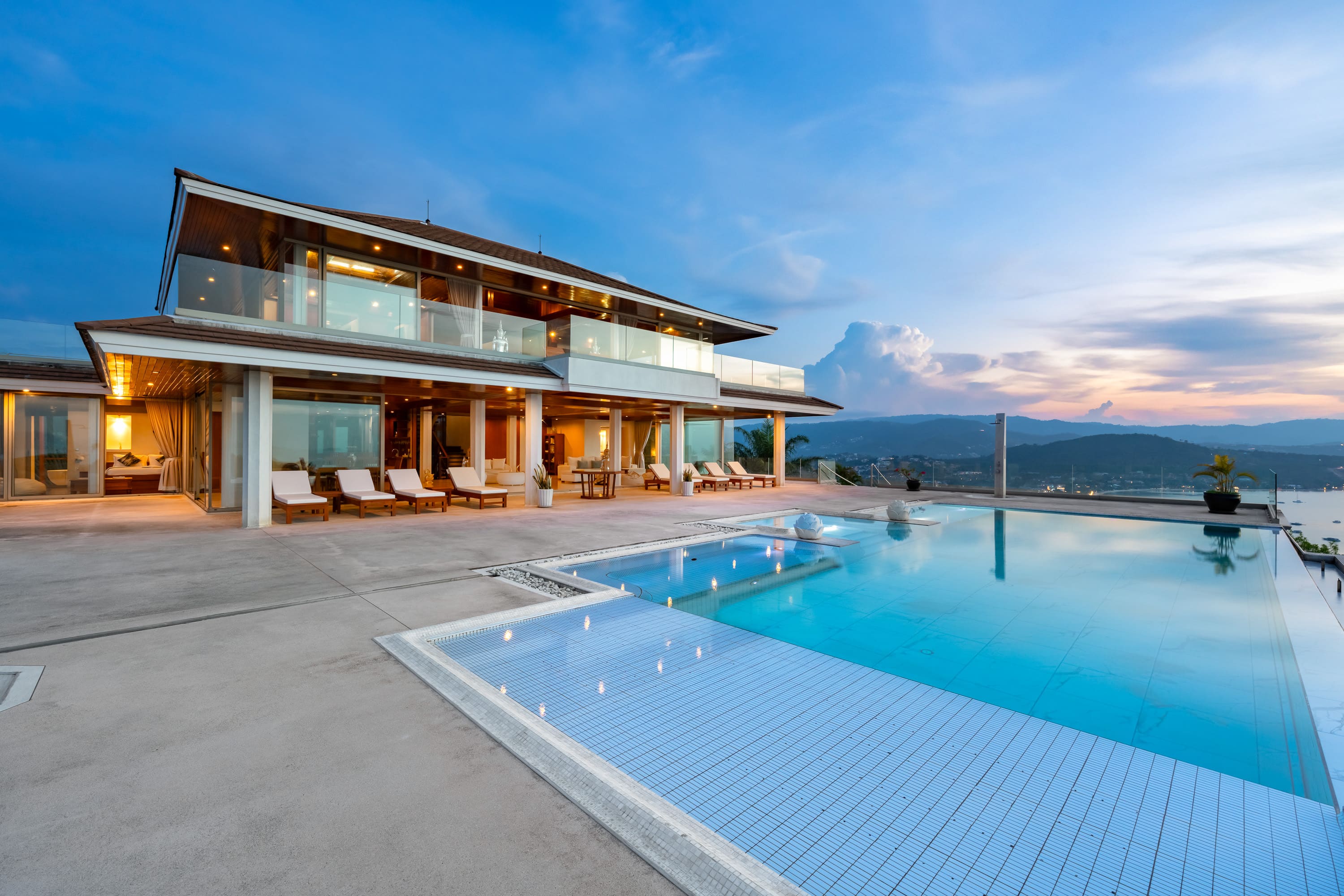 (PRICE REDUCED!) Hilltop Villa with 360-Degree View – 5 Bedroom Villa with Renovation Potential in Plai Laem for Sale