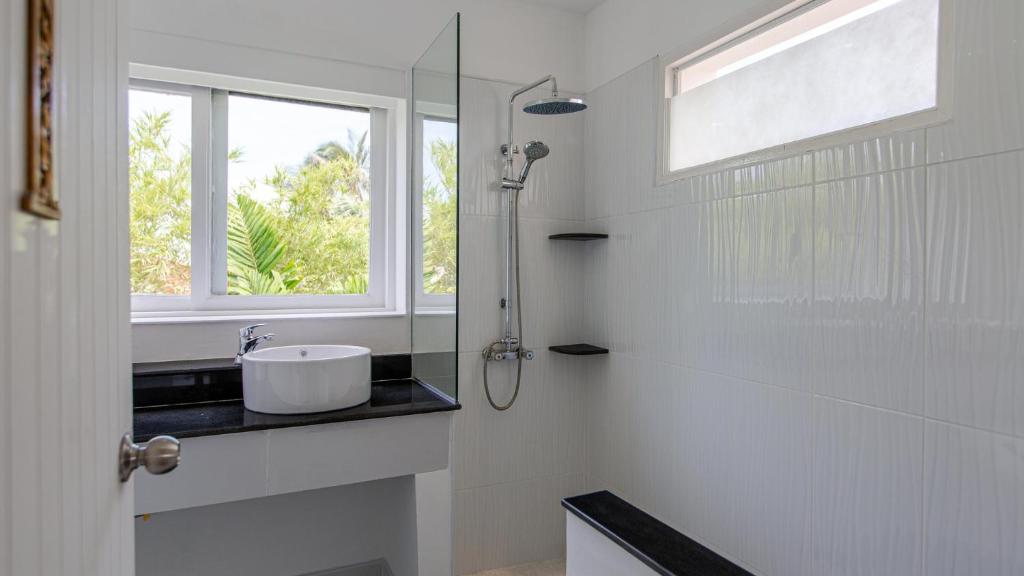 Tropical 4-bedroom Beachside villa with Rooftop Terrace in Hua Thanon for sale