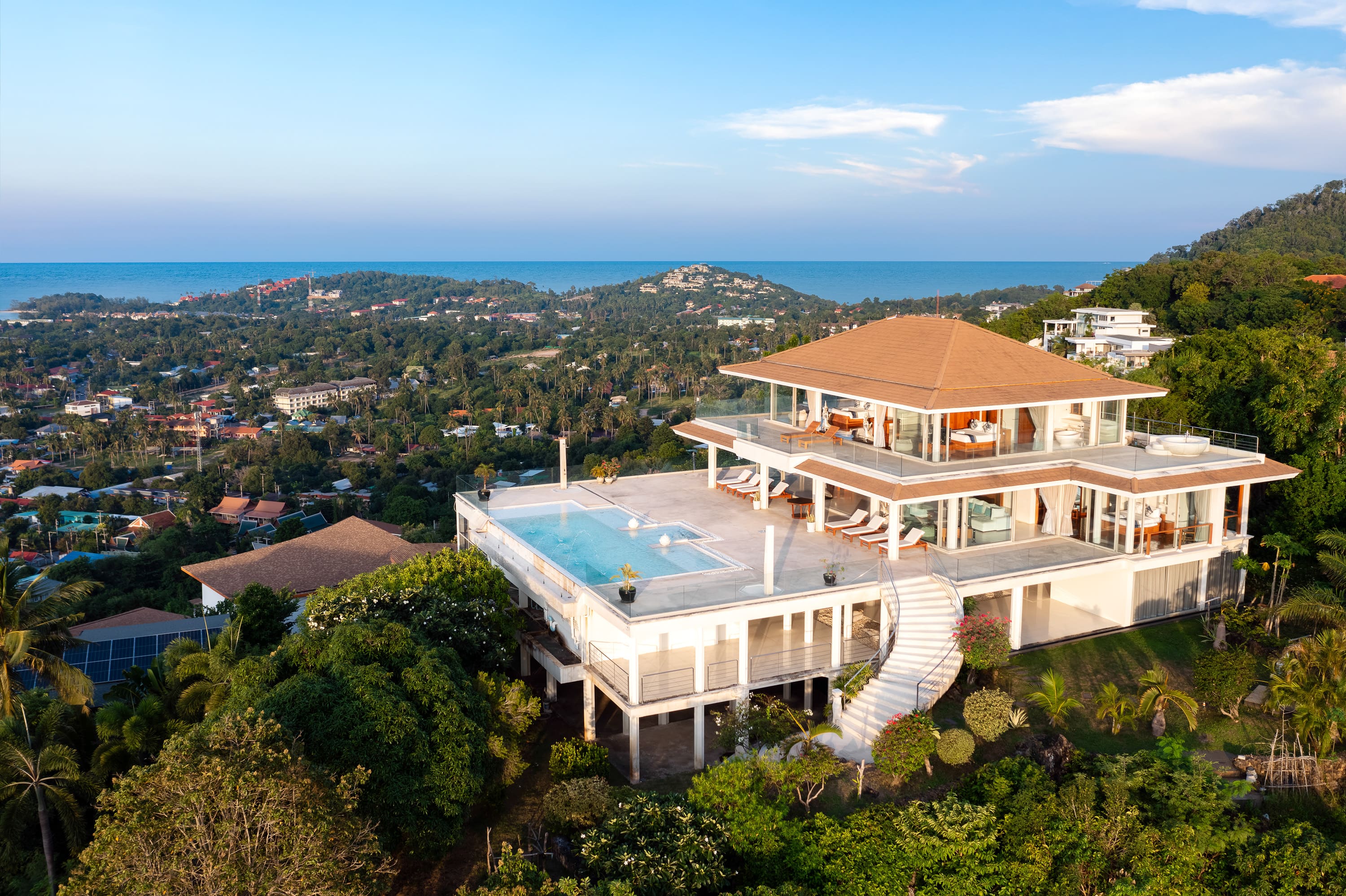 (PRICE REDUCED!) Hilltop Villa with 360-Degree View – 5 Bedroom Villa with Renovation Potential in Plai Laem for Sale