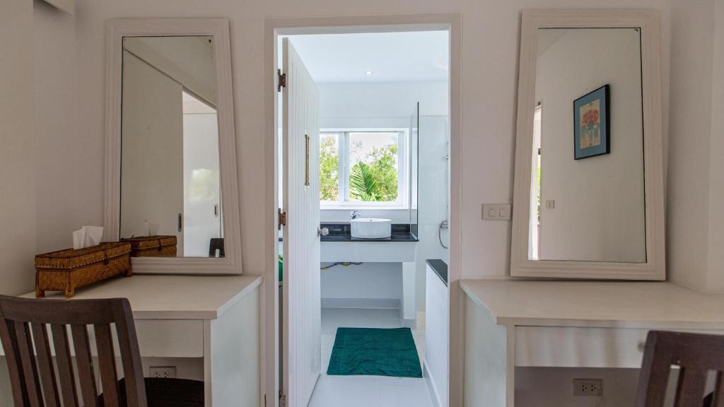 Tropical 4-bedroom Beachside villa with Rooftop Terrace in Hua Thanon for sale