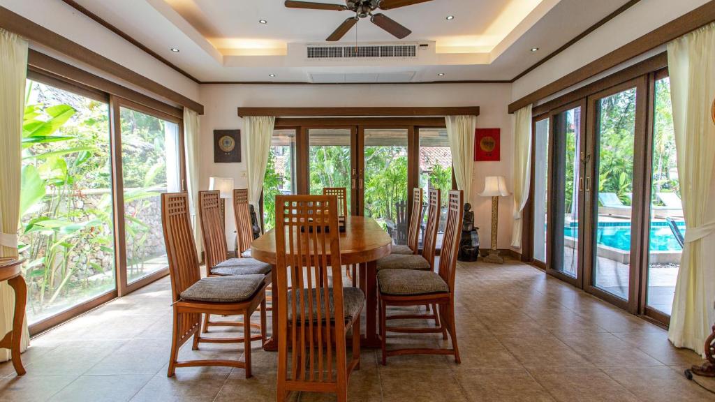 Tropical 4-bedroom Beachside villa with Rooftop Terrace in Hua Thanon for sale