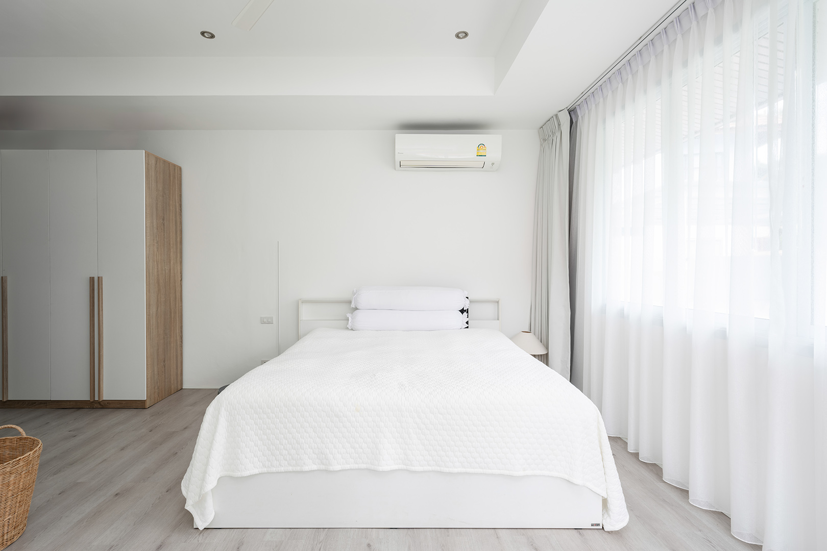 Refurbished 5-Bedroom Garden Pool Villa with Separate Living Spaces in Choengmon For Sale