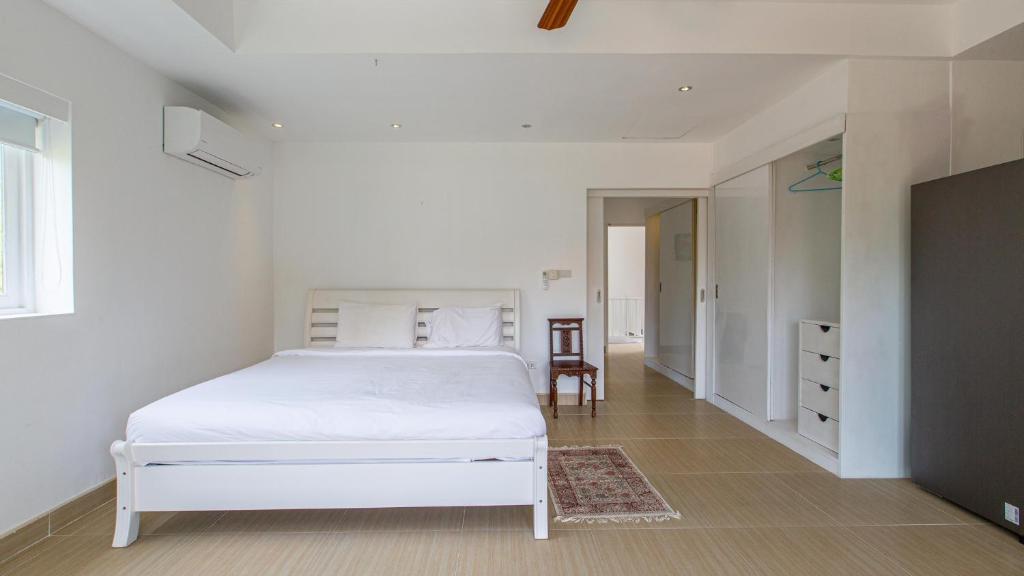 Tropical 4-bedroom Beachside villa with Rooftop Terrace in Hua Thanon for sale