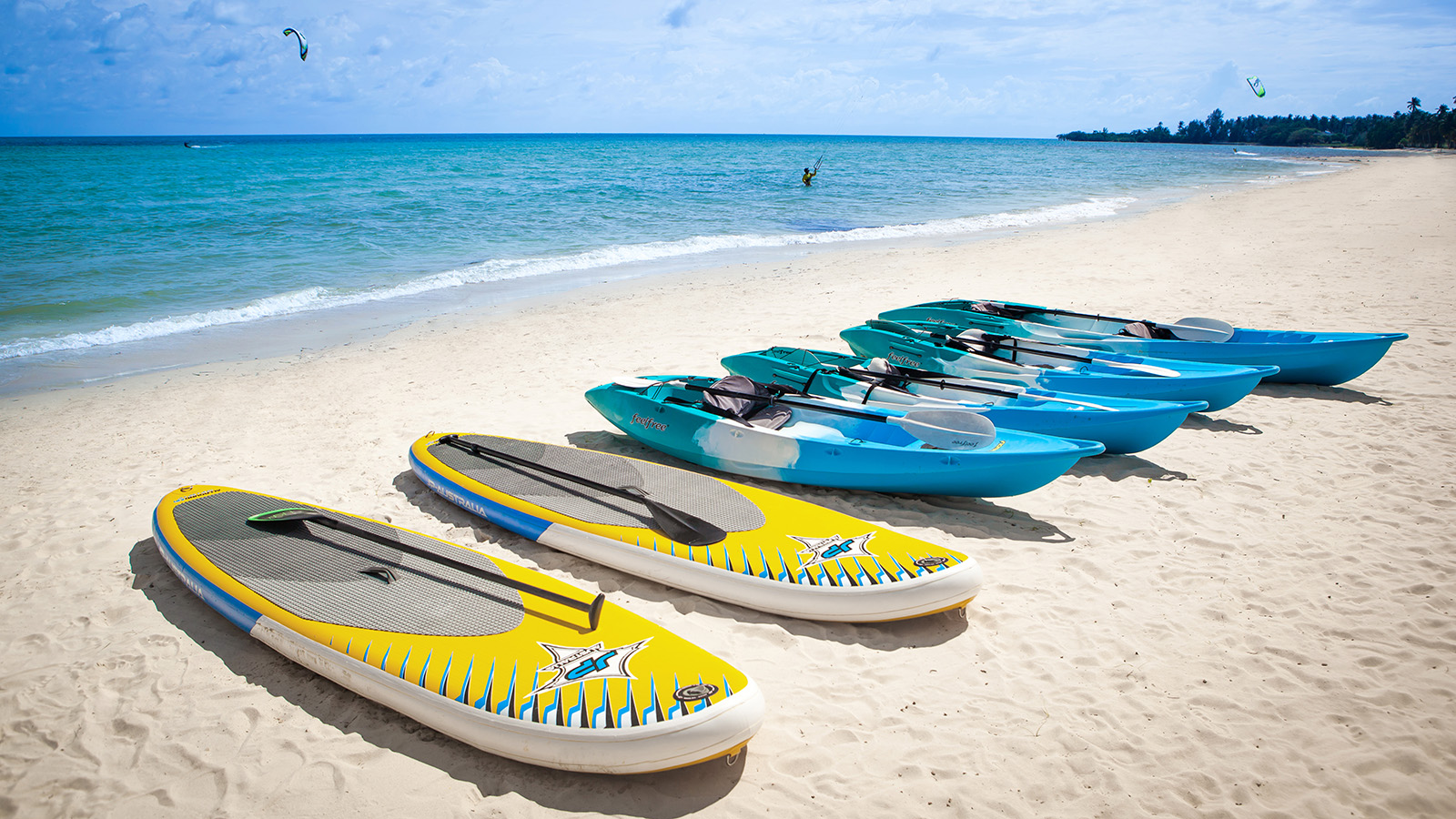 Tropical 4-bedroom Beachside villa with Rooftop Terrace in Hua Thanon for sale