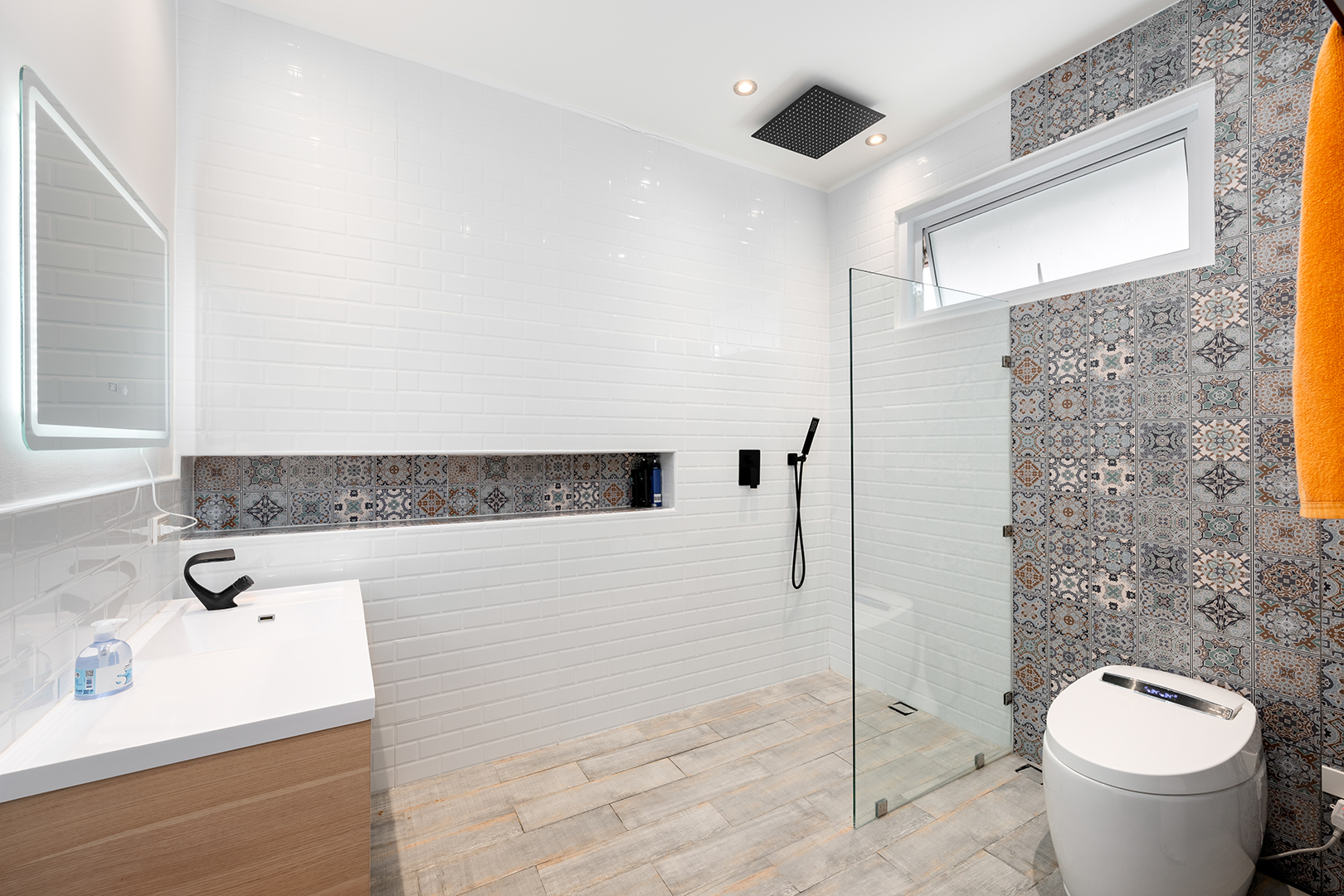 Refurbished 5-Bedroom Garden Pool Villa with Separate Living Spaces in Choengmon For Sale