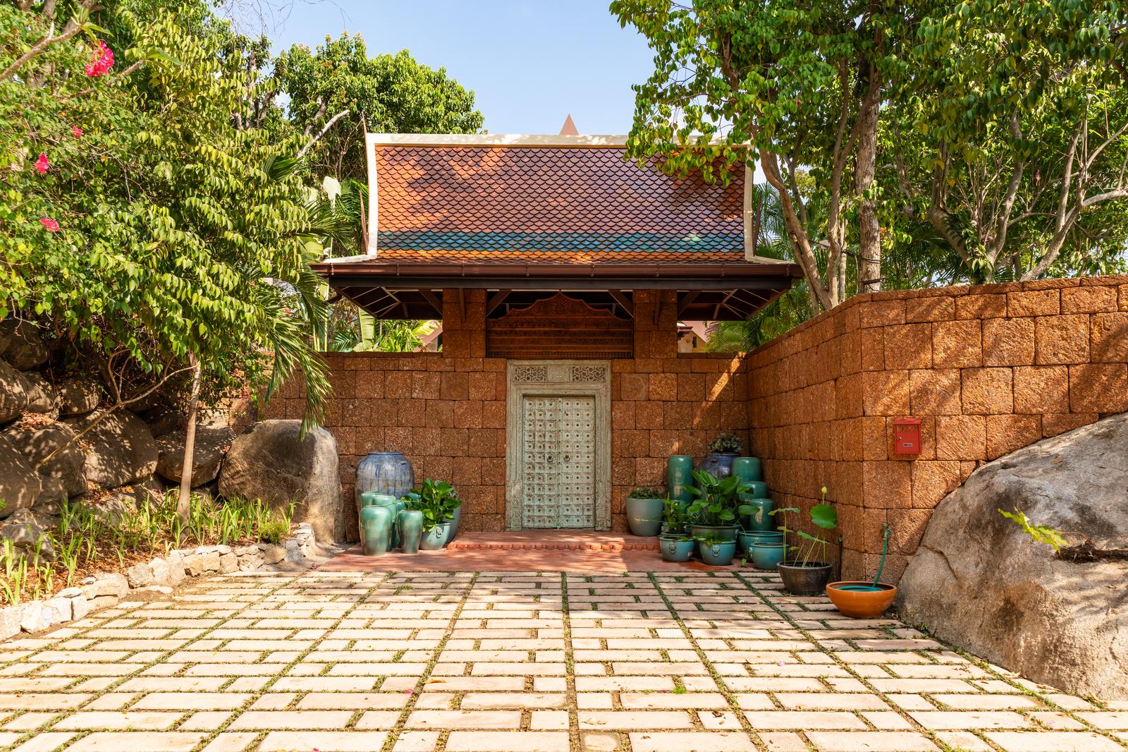 Villa Ladylagoon – Rare 8 Bedroom Beachfront villa in Laem Set for sale