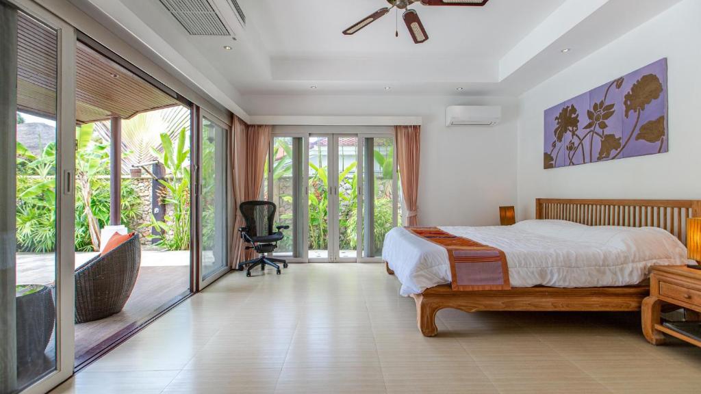 Tropical 4-bedroom Beachside villa with Rooftop Terrace in Hua Thanon for sale