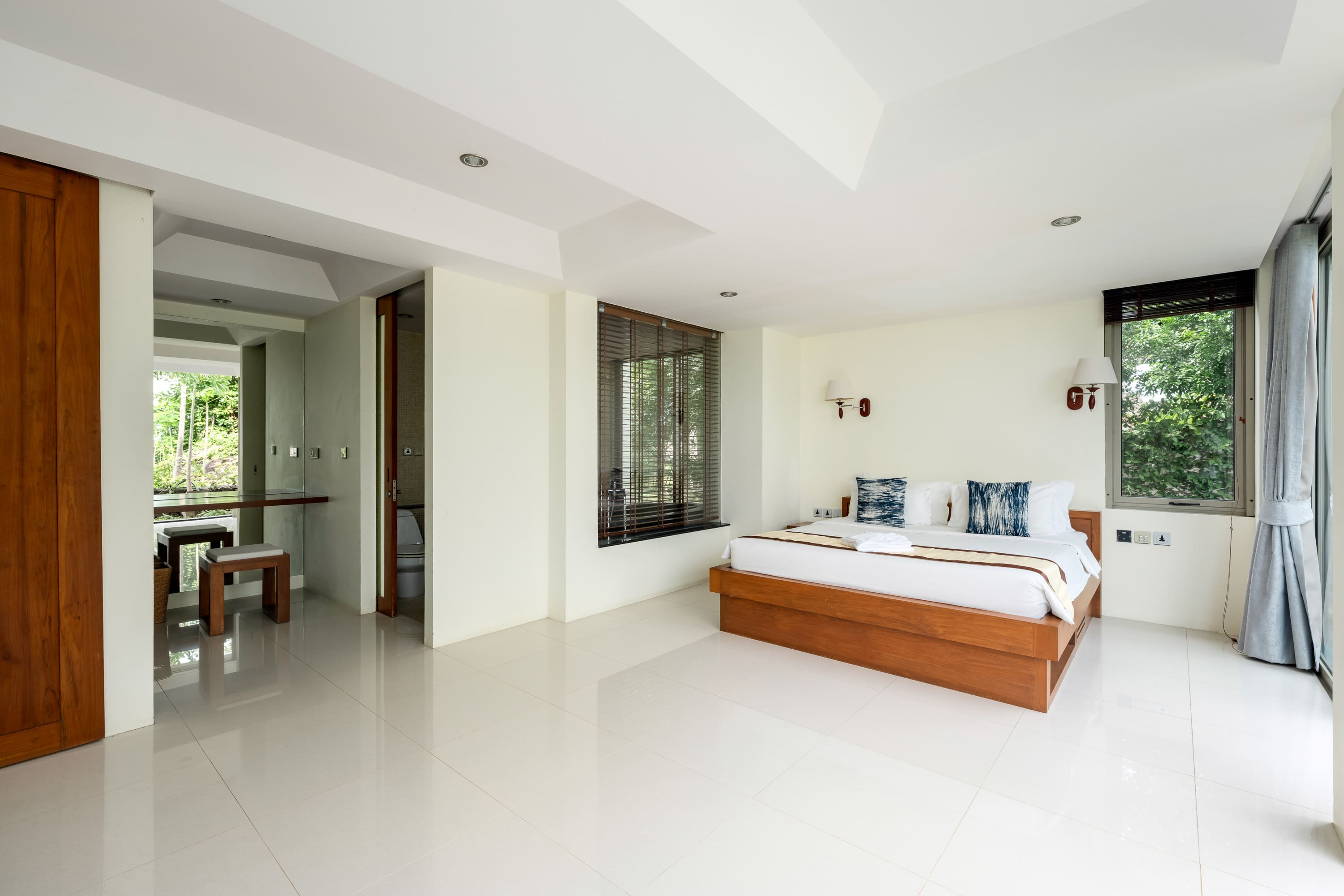 (PRICE REDUCED!) Hilltop Villa with 360-Degree View – 5 Bedroom Villa with Renovation Potential in Plai Laem for Sale