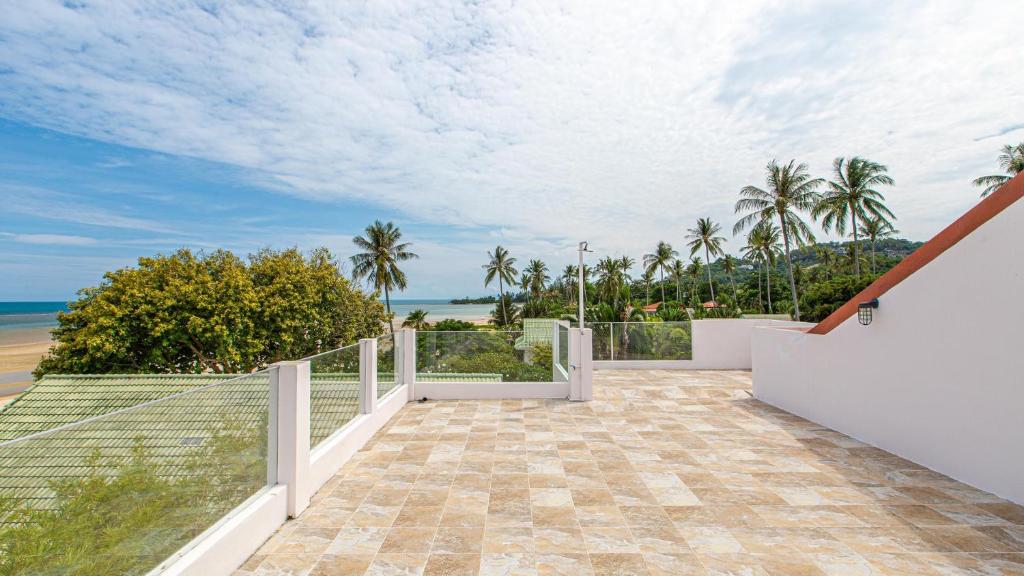 Tropical 4-bedroom Beachside villa with Rooftop Terrace in Hua Thanon for sale