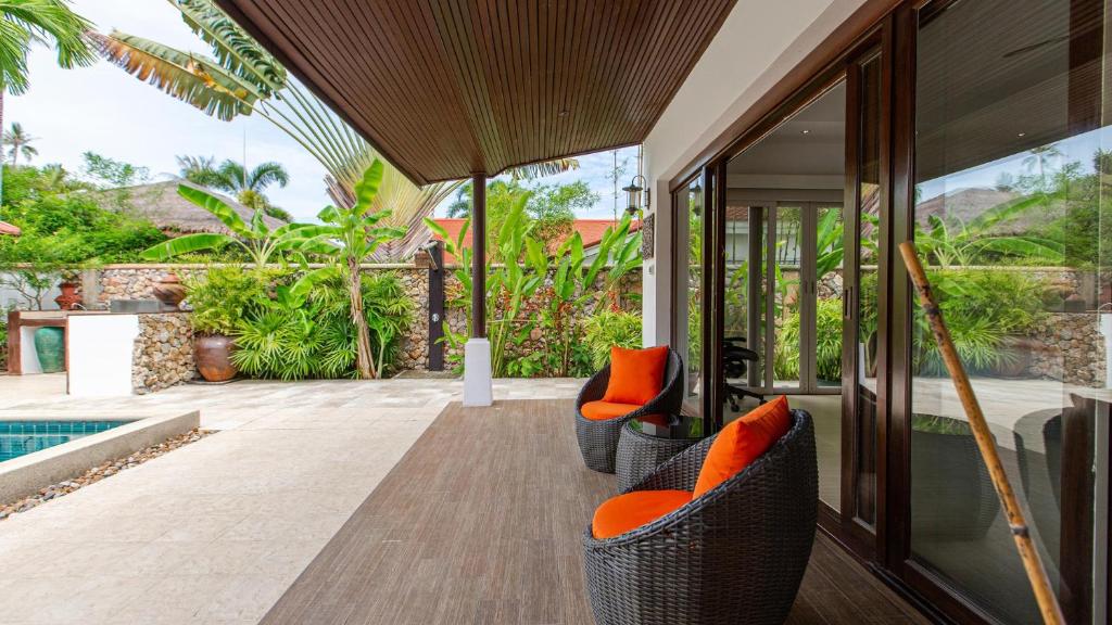 Tropical 4-bedroom Beachside villa with Rooftop Terrace in Hua Thanon for sale