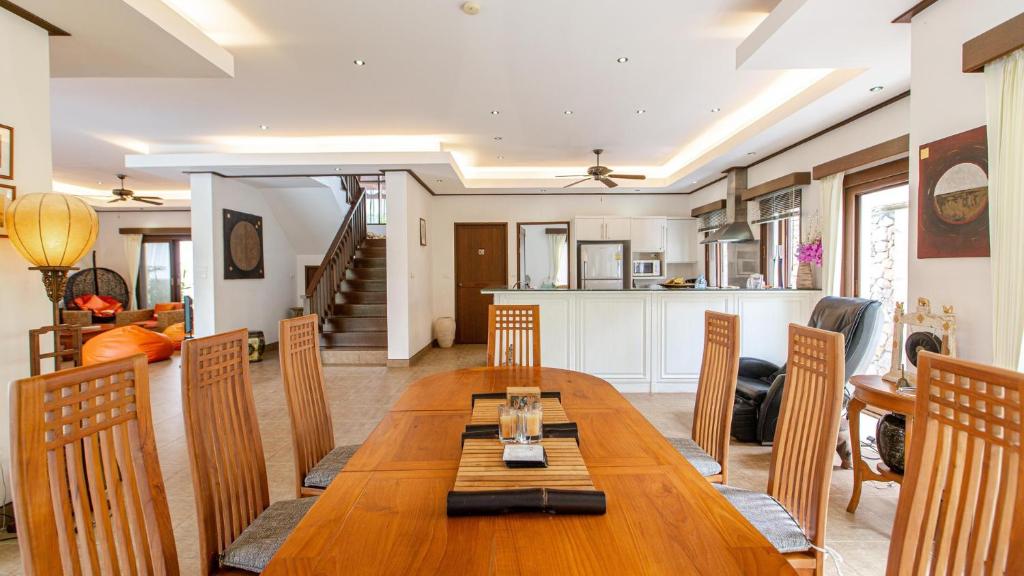 Tropical 4-bedroom Beachside villa with Rooftop Terrace in Hua Thanon for sale