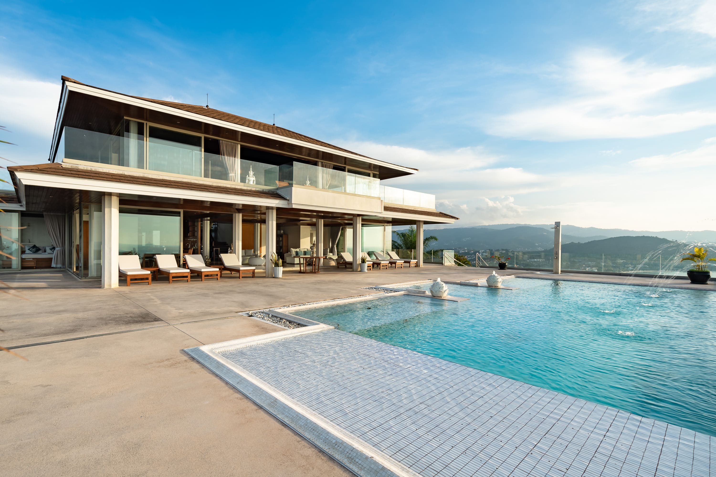 (PRICE REDUCED!) Hilltop Villa with 360-Degree View – 5 Bedroom Villa with Renovation Potential in Plai Laem for Sale