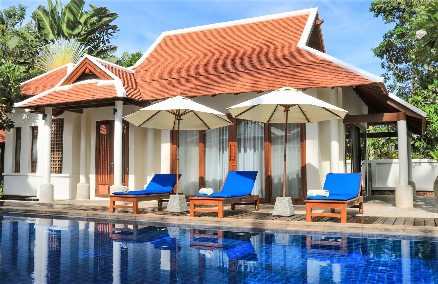 Baan Chom Talay - Classic 5 Bedroom Beachfront Villa in Lipa Noi for sale