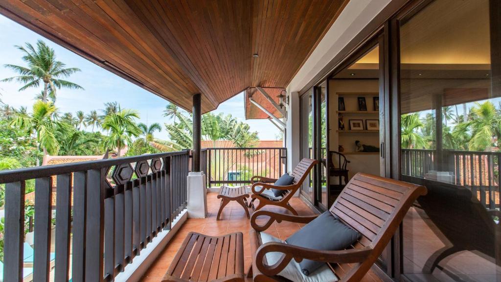 Tropical 4-bedroom Beachside villa with Rooftop Terrace in Hua Thanon for sale
