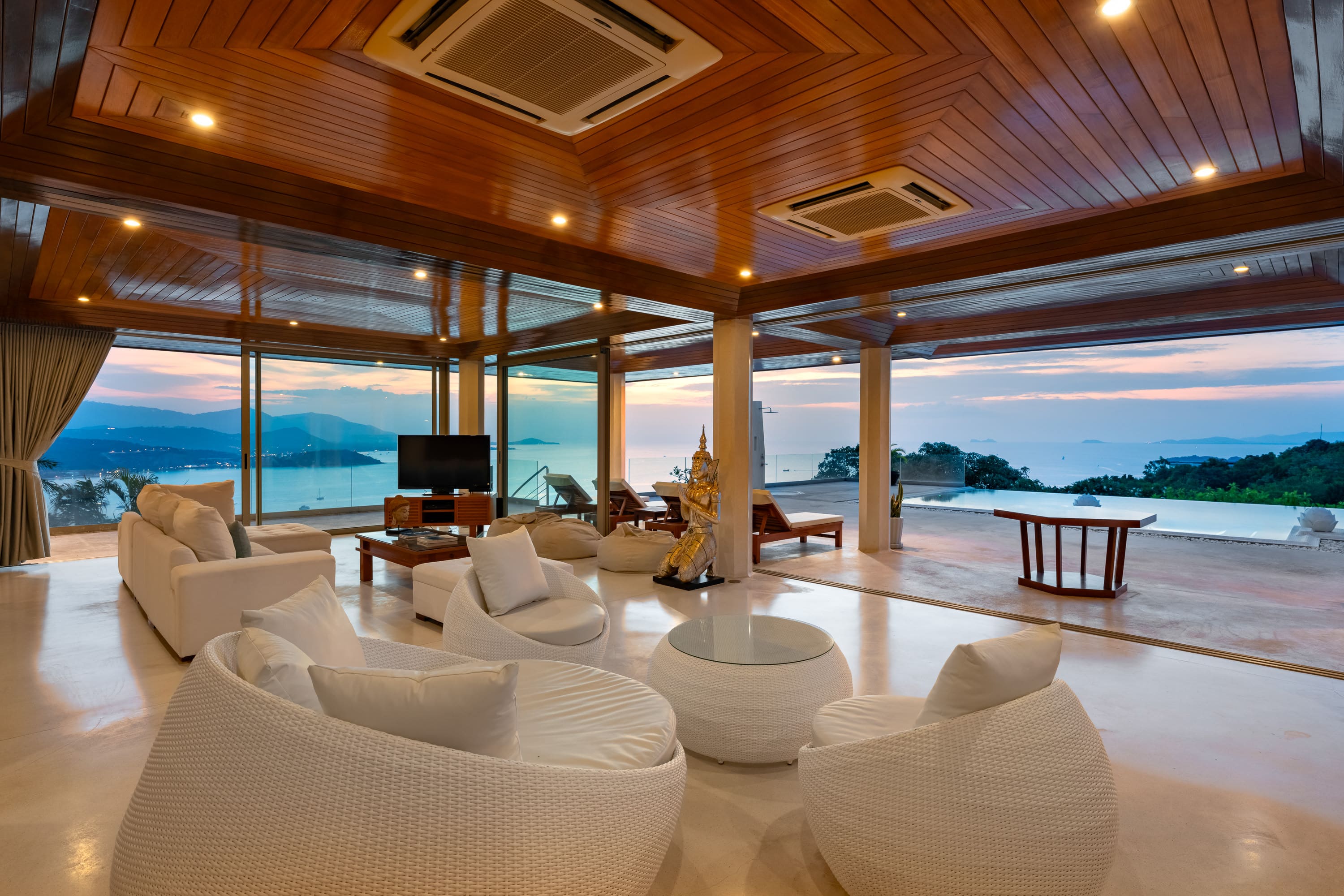 (PRICE REDUCED!) Hilltop Villa with 360-Degree View – 5 Bedroom Villa with Renovation Potential in Plai Laem for Sale