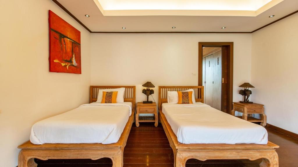 Tropical 4-bedroom Beachside villa with Rooftop Terrace in Hua Thanon for sale