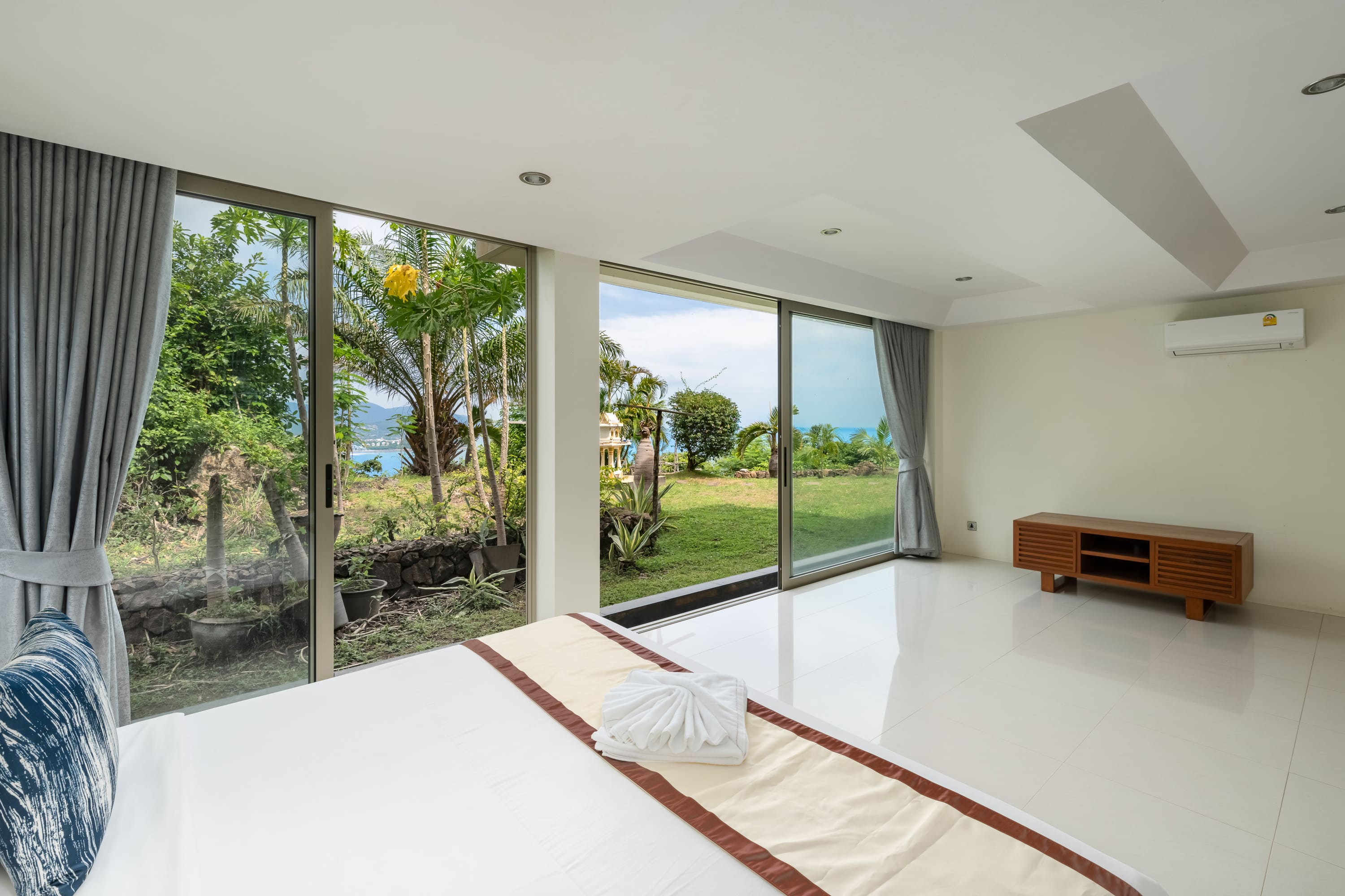 (PRICE REDUCED!) Hilltop Villa with 360-Degree View – 5 Bedroom Villa with Renovation Potential in Plai Laem for Sale