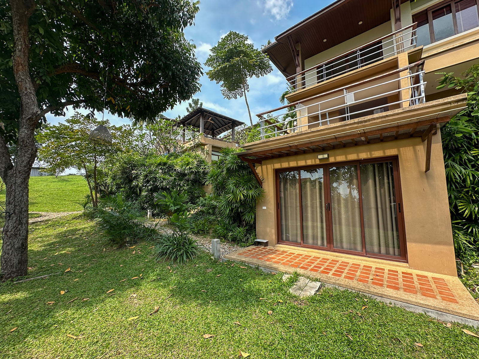Multi-Building 8+1 Bedroom Seaview Pool Villa with Large Garden in Bang Makham for sale