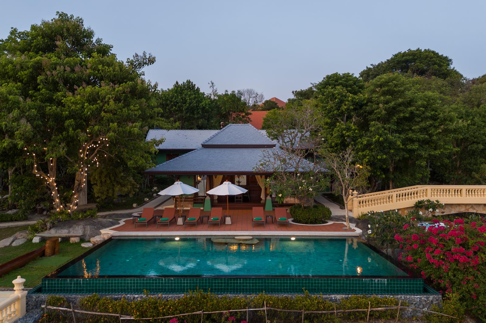 Villa Ladylagoon – Rare 8 Bedroom Beachfront villa in Laem Set for sale