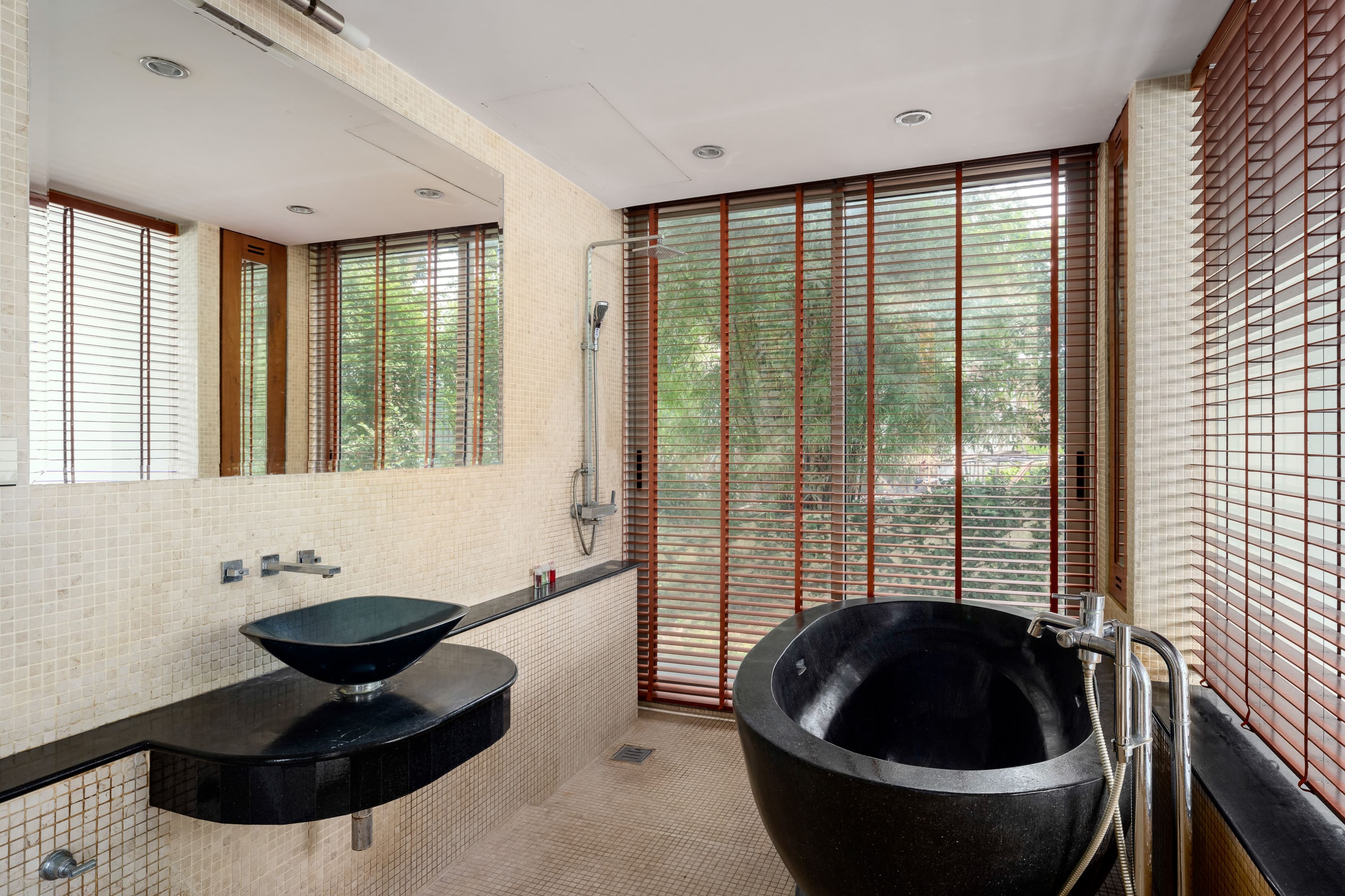 (PRICE REDUCED!) Hilltop Villa with 360-Degree View – 5 Bedroom Villa with Renovation Potential in Plai Laem for Sale