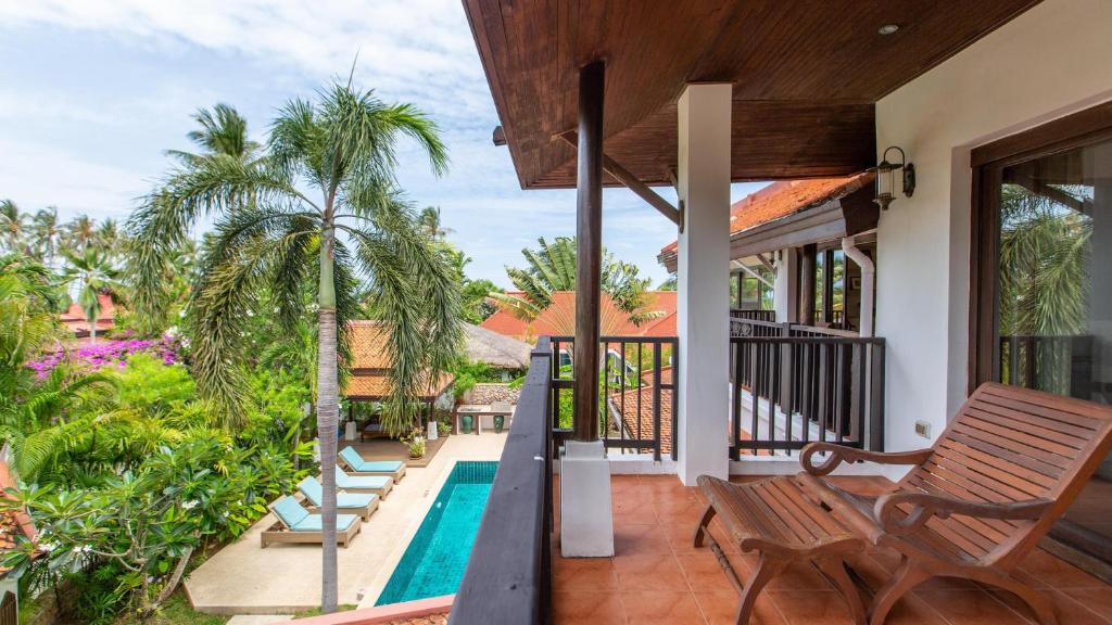 Tropical 4-bedroom Beachside villa with Rooftop Terrace in Hua Thanon for sale