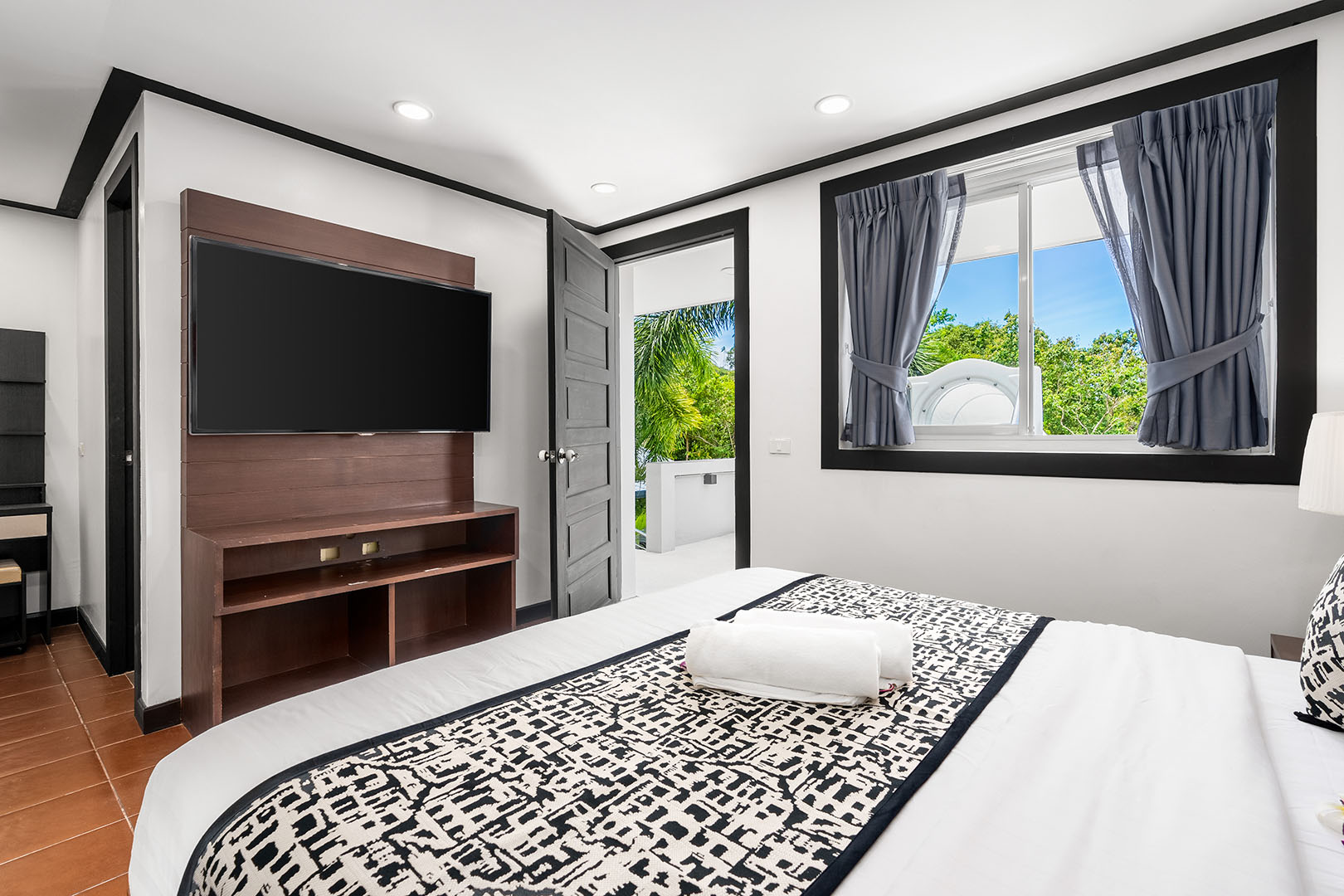 Substantial 9 Bedroom Seaview Pool Villa in Bang Makham for sale