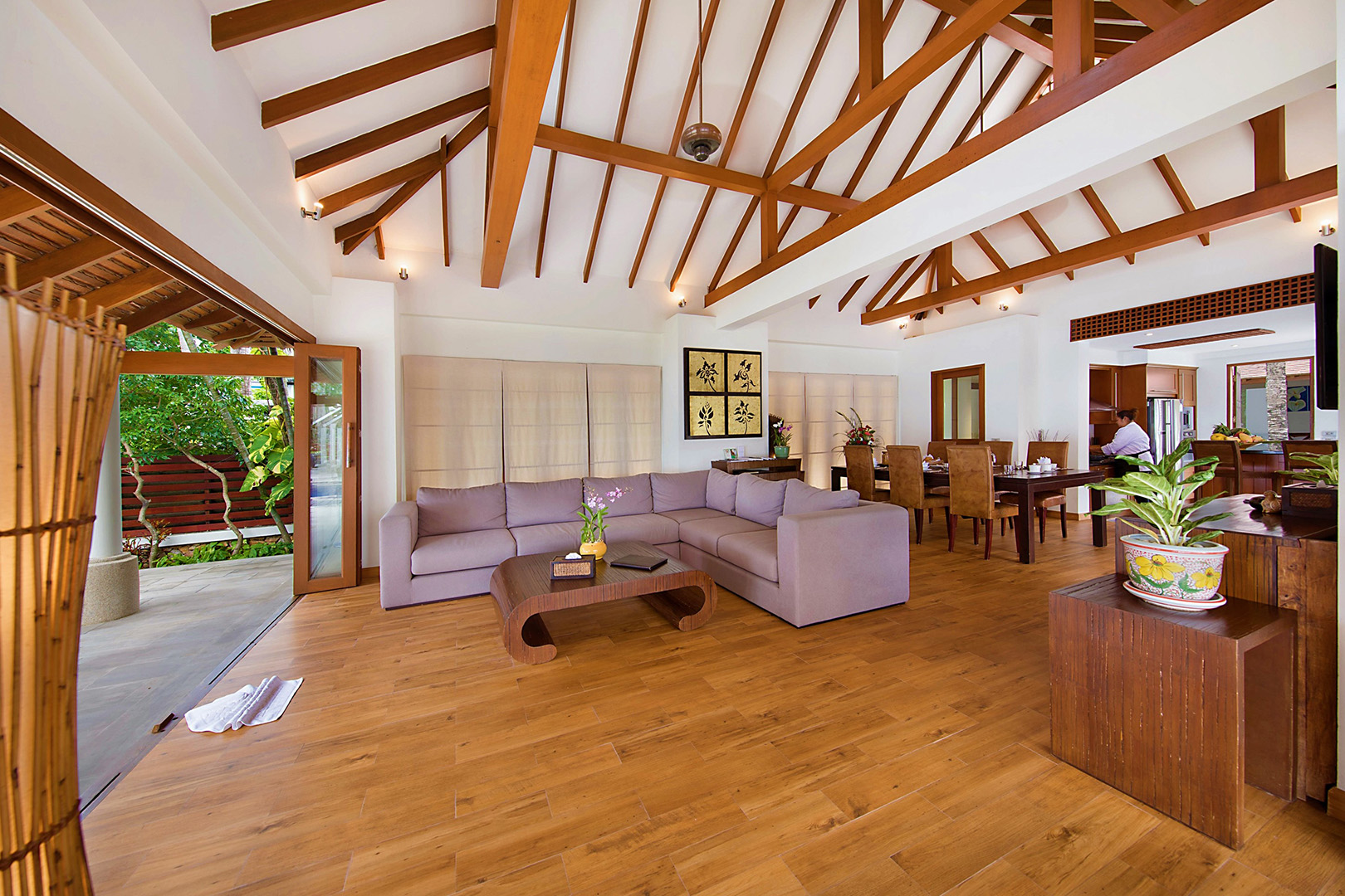 Baan Chom Talay - Classic 5 Bedroom Beachfront Villa in Lipa Noi for sale