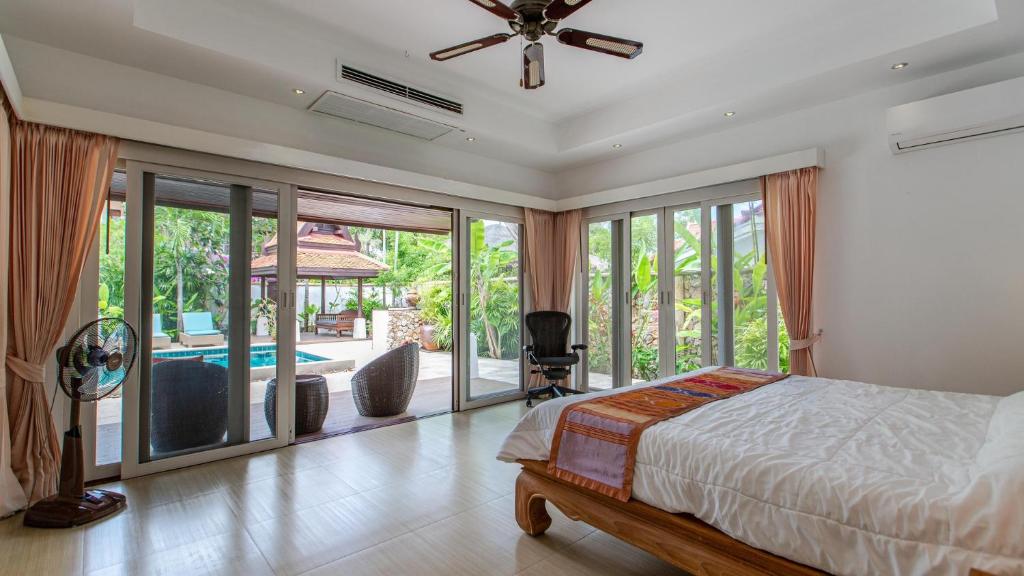 Tropical 4-bedroom Beachside villa with Rooftop Terrace in Hua Thanon for sale