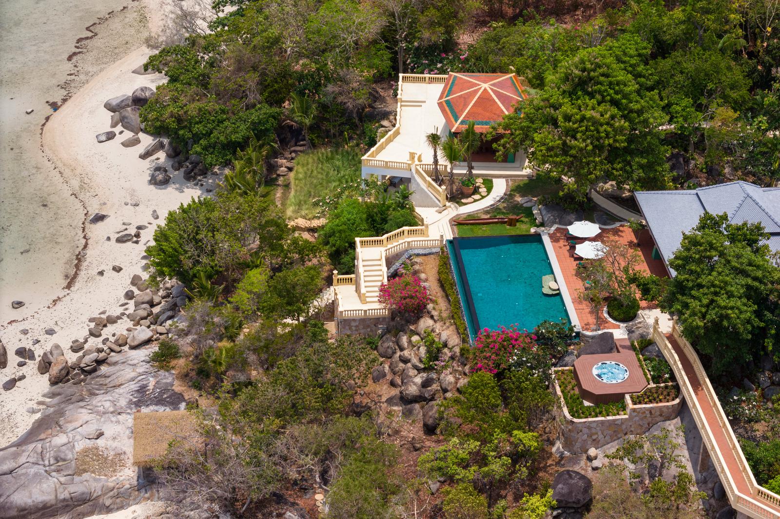 Villa Ladylagoon – Rare 8 Bedroom Beachfront villa in Laem Set for sale