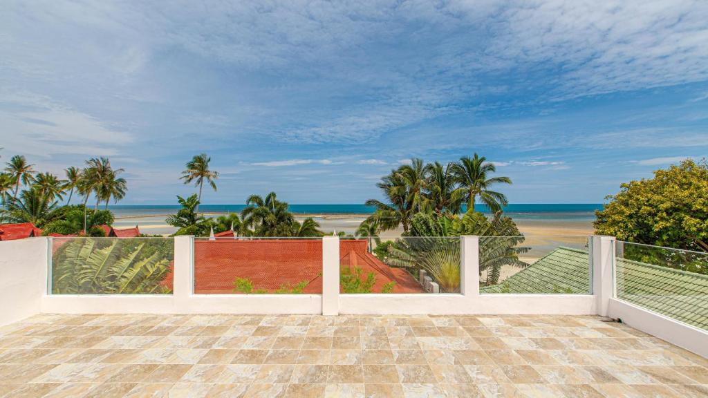 Tropical 4-bedroom Beachside villa with Rooftop Terrace in Hua Thanon for sale