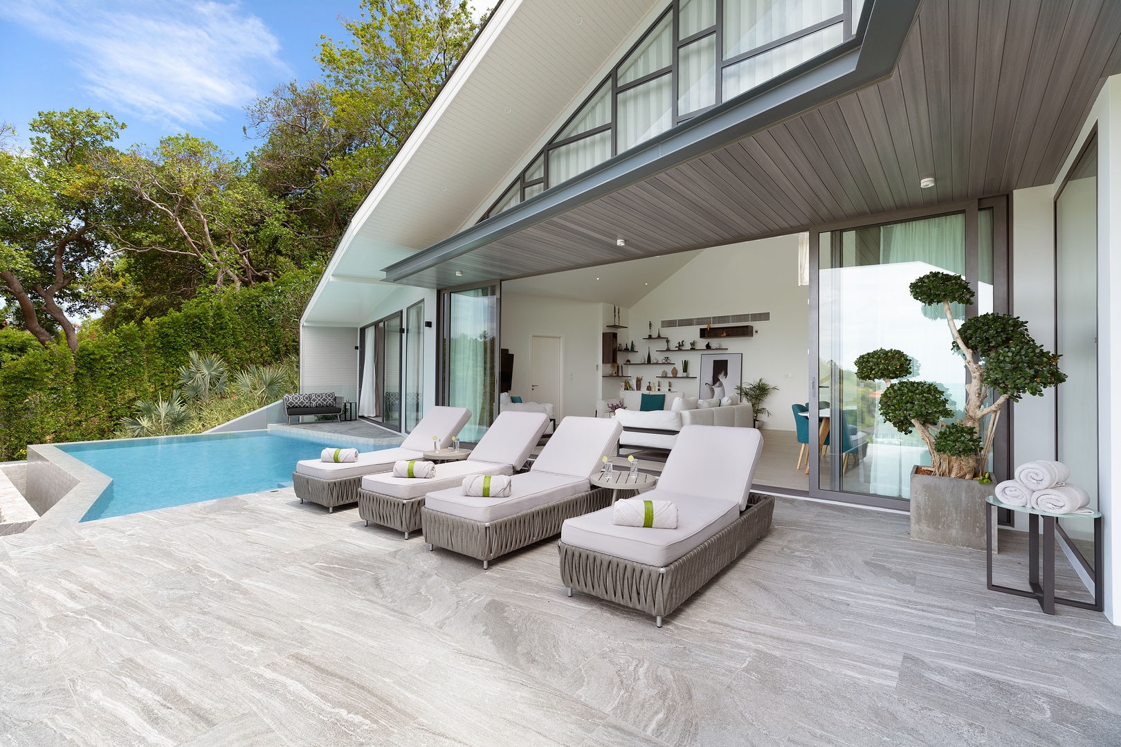 KW Villa – Luxurious 5 Bedroom Seaview Pool Villa in Bangpor for sale