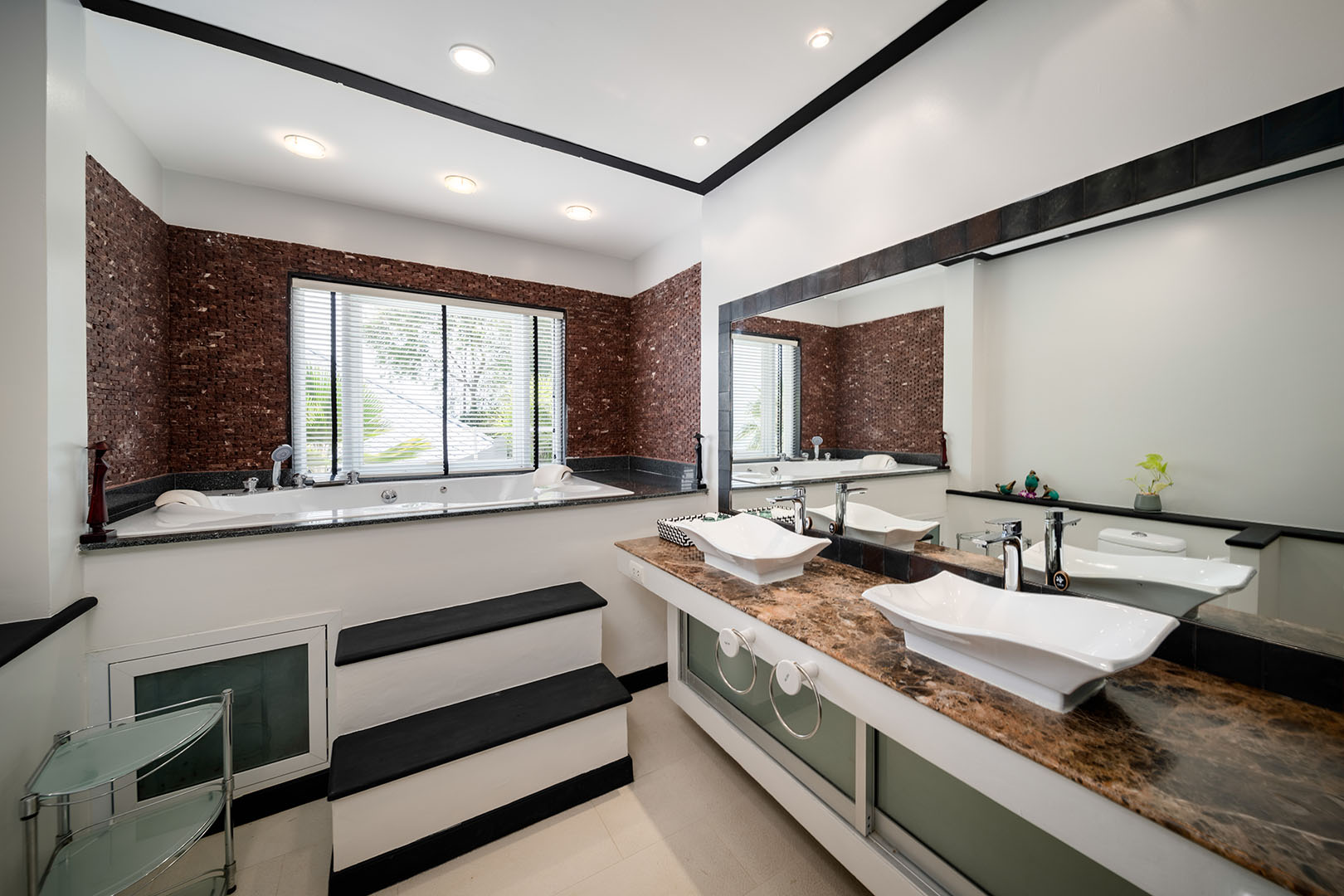 Substantial 9 Bedroom Seaview Pool Villa in Bang Makham for sale