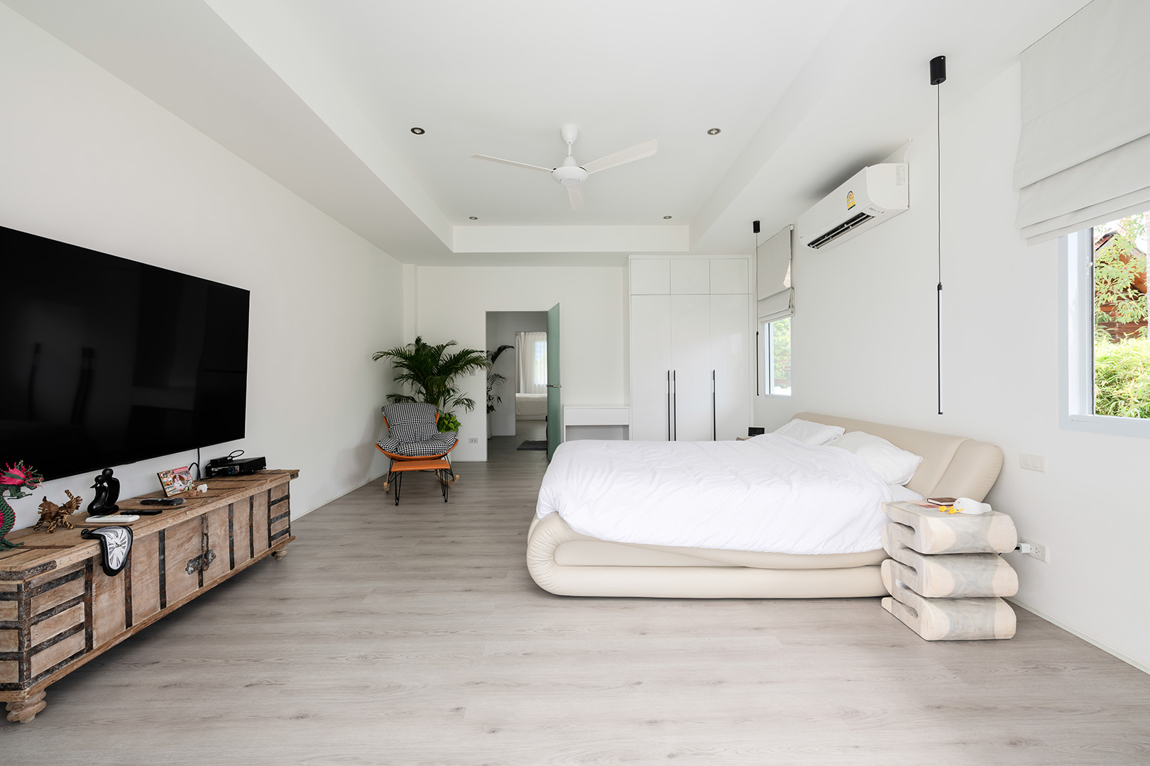 Refurbished 5-Bedroom Garden Pool Villa with Separate Living Spaces in Choengmon For Sale