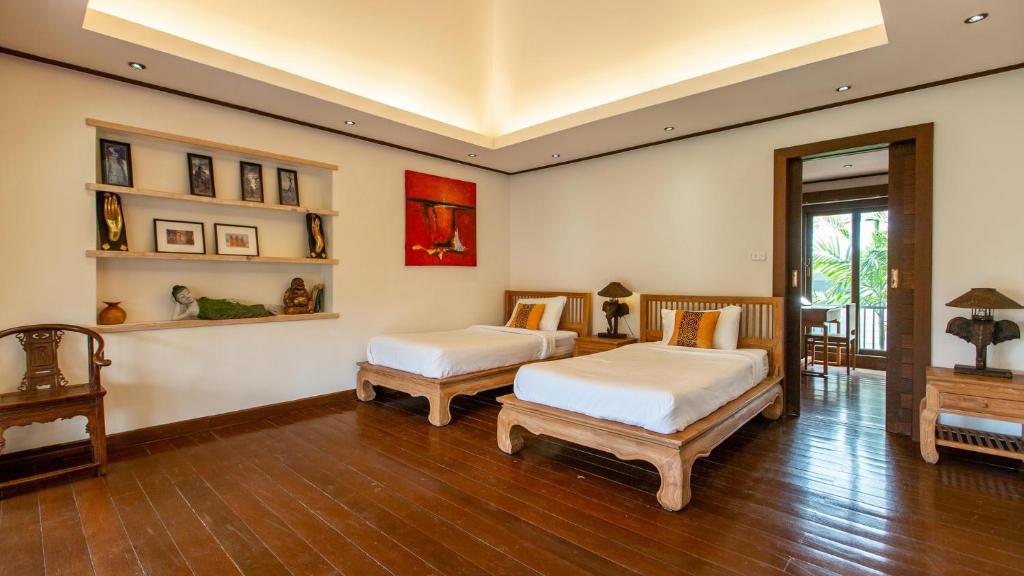 Tropical 4-bedroom Beachside villa with Rooftop Terrace in Hua Thanon for sale