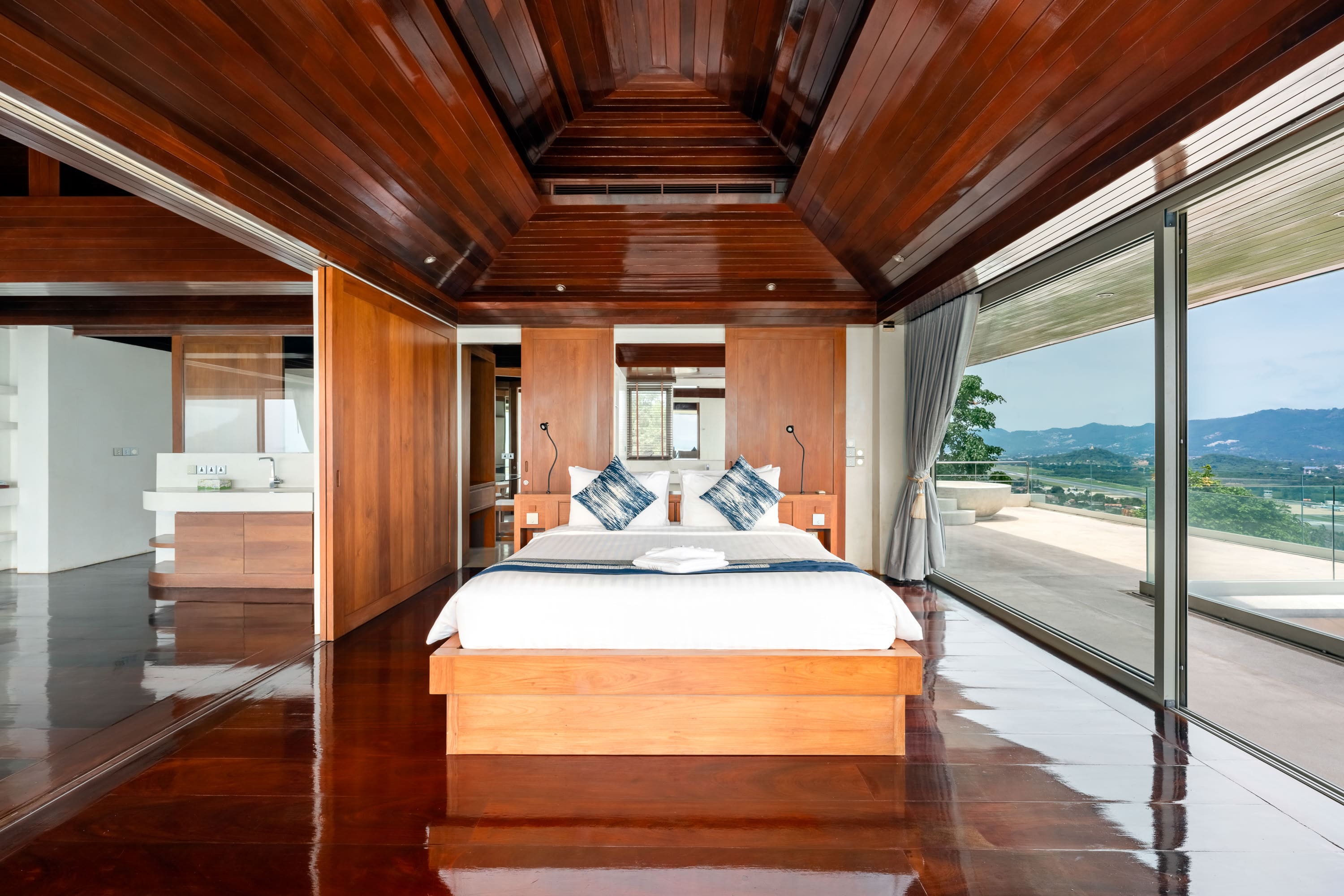 (PRICE REDUCED!) Hilltop Villa with 360-Degree View – 5 Bedroom Villa with Renovation Potential in Plai Laem for Sale