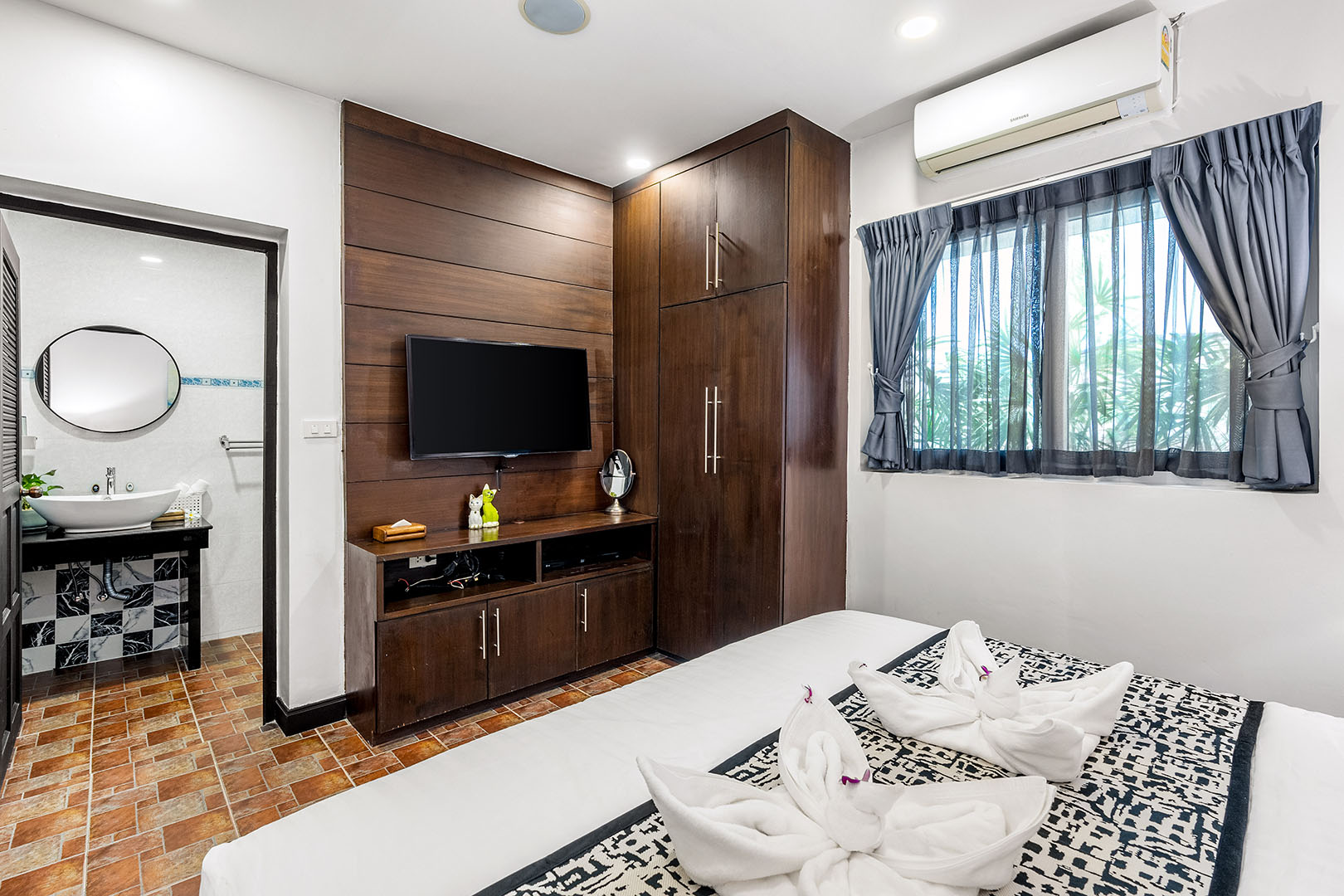 Substantial 9 Bedroom Seaview Pool Villa in Bang Makham for sale