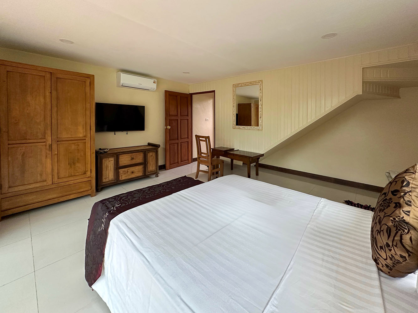 Rare Opportunity 9-Bedroom Beachfront Villa with Redevelopment Potential in Bangpor: Rare Opportunity 9-Bedroom Beachfront Villa with Redevelopment Potential in Bangpor
