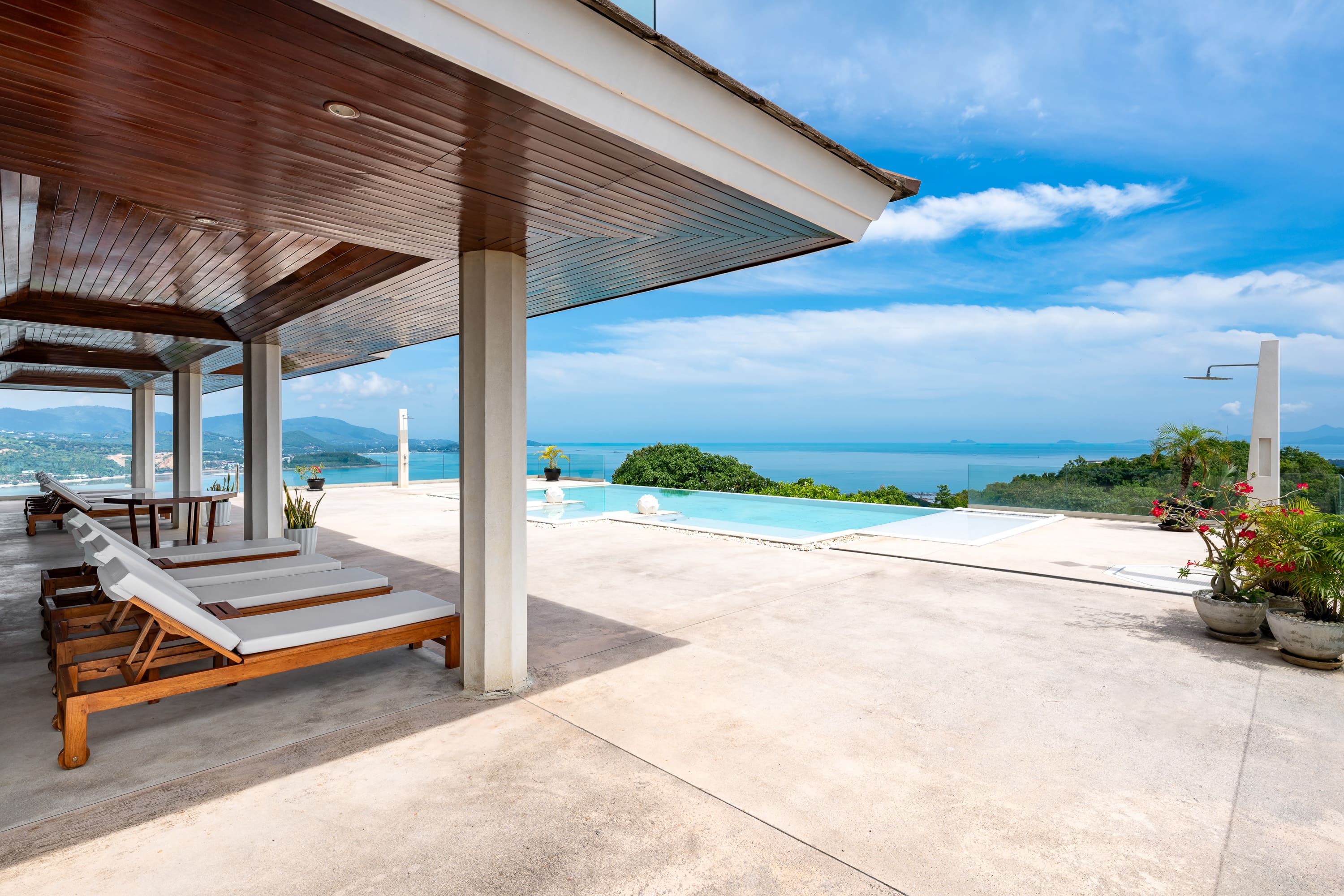 (PRICE REDUCED!) Hilltop Villa with 360-Degree View – 5 Bedroom Villa with Renovation Potential in Plai Laem for Sale