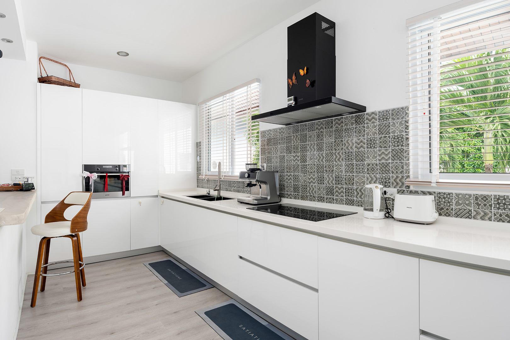 Refurbished 5-Bedroom Garden Pool Villa with Separate Living Spaces in Choengmon For Sale