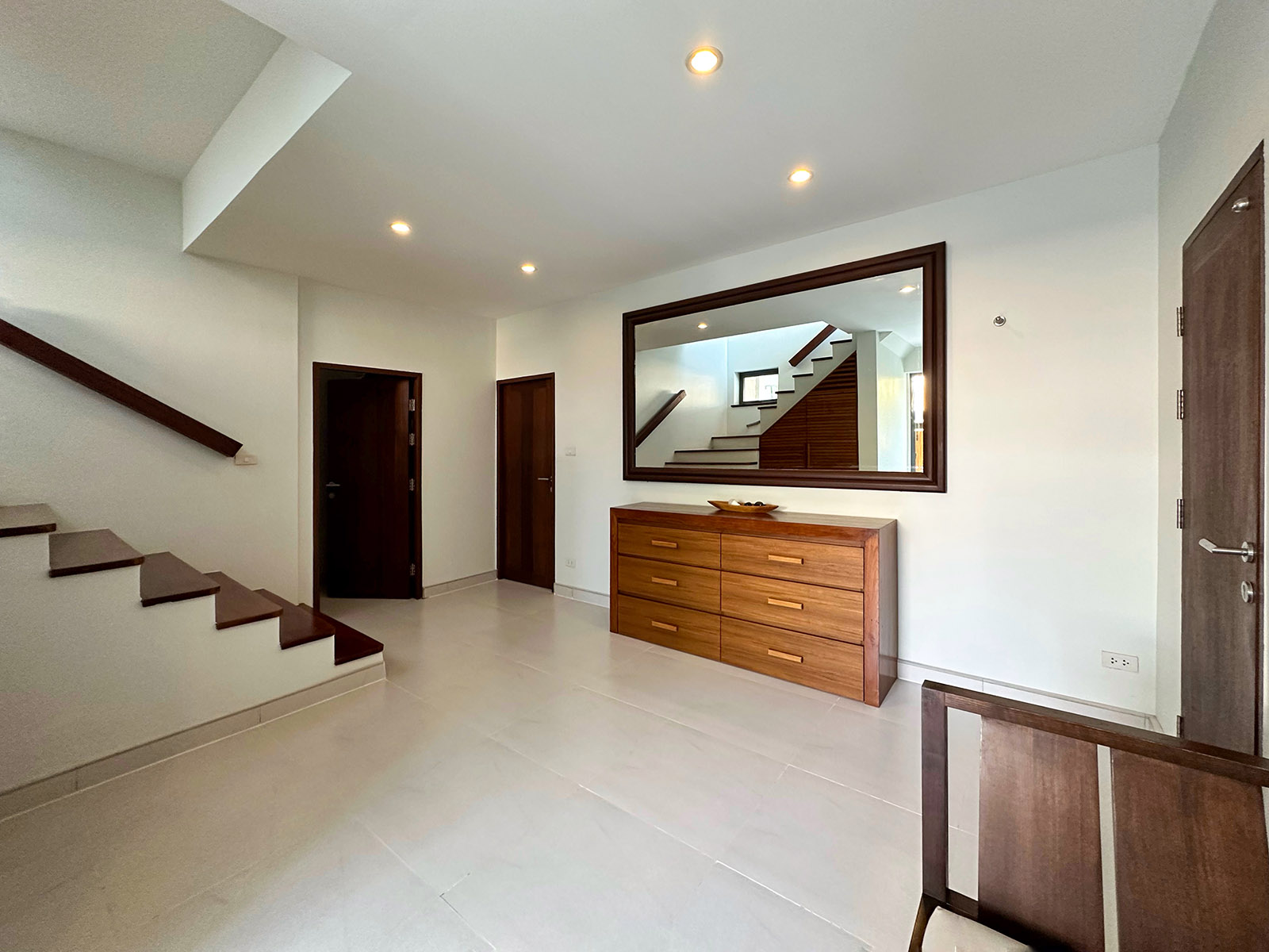 (PRICE REDUCED!) Contemporary 4 Bedroom Seaview Villa in Plai Laem for sale