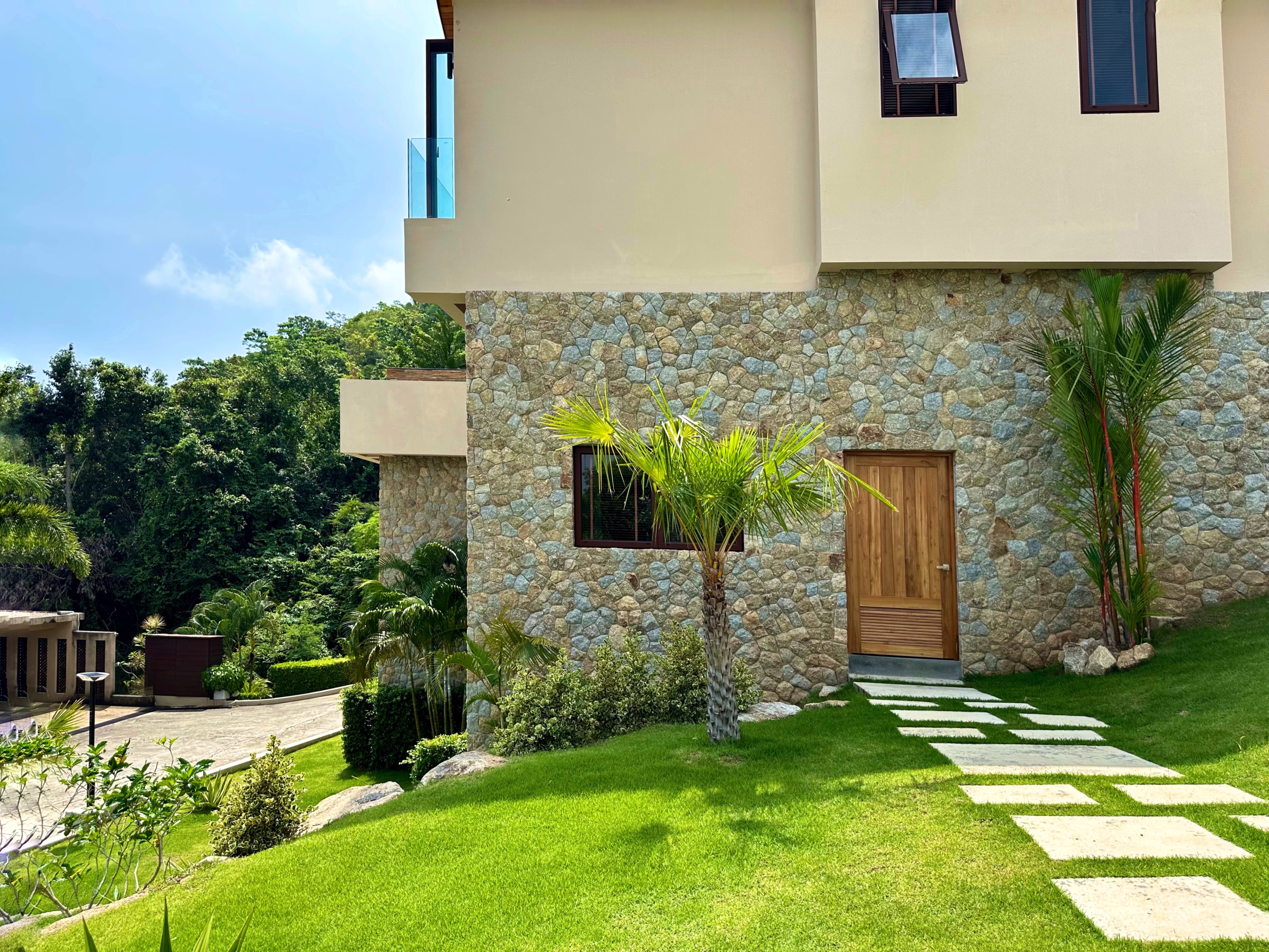 (SOLD) Villa Tujuh - Traditional Tropical 3 Bedroom Seaview Pool Villa in Chaweng Noi For Sale