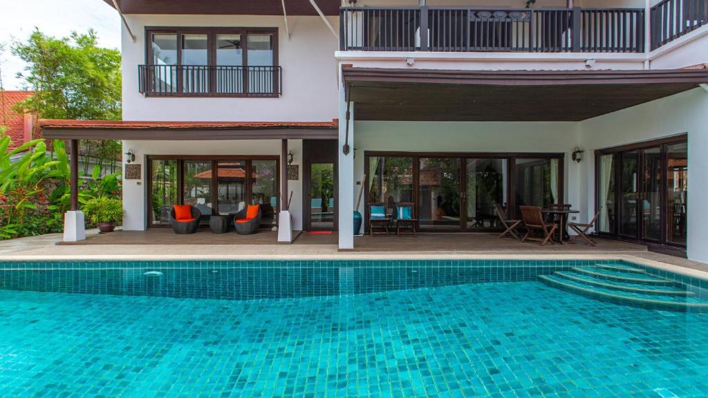Tropical 4-bedroom Beachside villa with Rooftop Terrace in Hua Thanon for sale