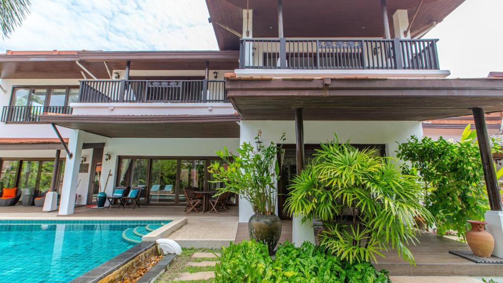 Tropical 4-bedroom Beachside villa with Rooftop Terrace in Hua Thanon for sale