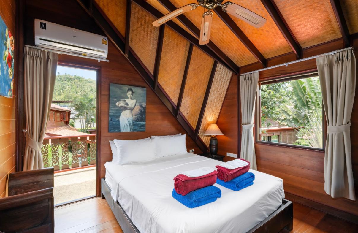 (PRICE REDUCED!) Villa Coconut Paradise – Authentic Teak 4 Bedroom Beachside Villa in Bang Por: Villa Coconut Paradise – Authentic Teak 4 Bedroom Beachside Villa in Bang Por