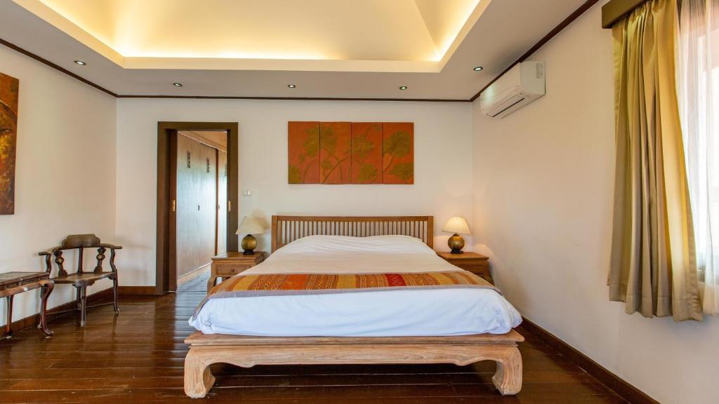 Tropical 4-bedroom Beachside villa with Rooftop Terrace in Hua Thanon for sale