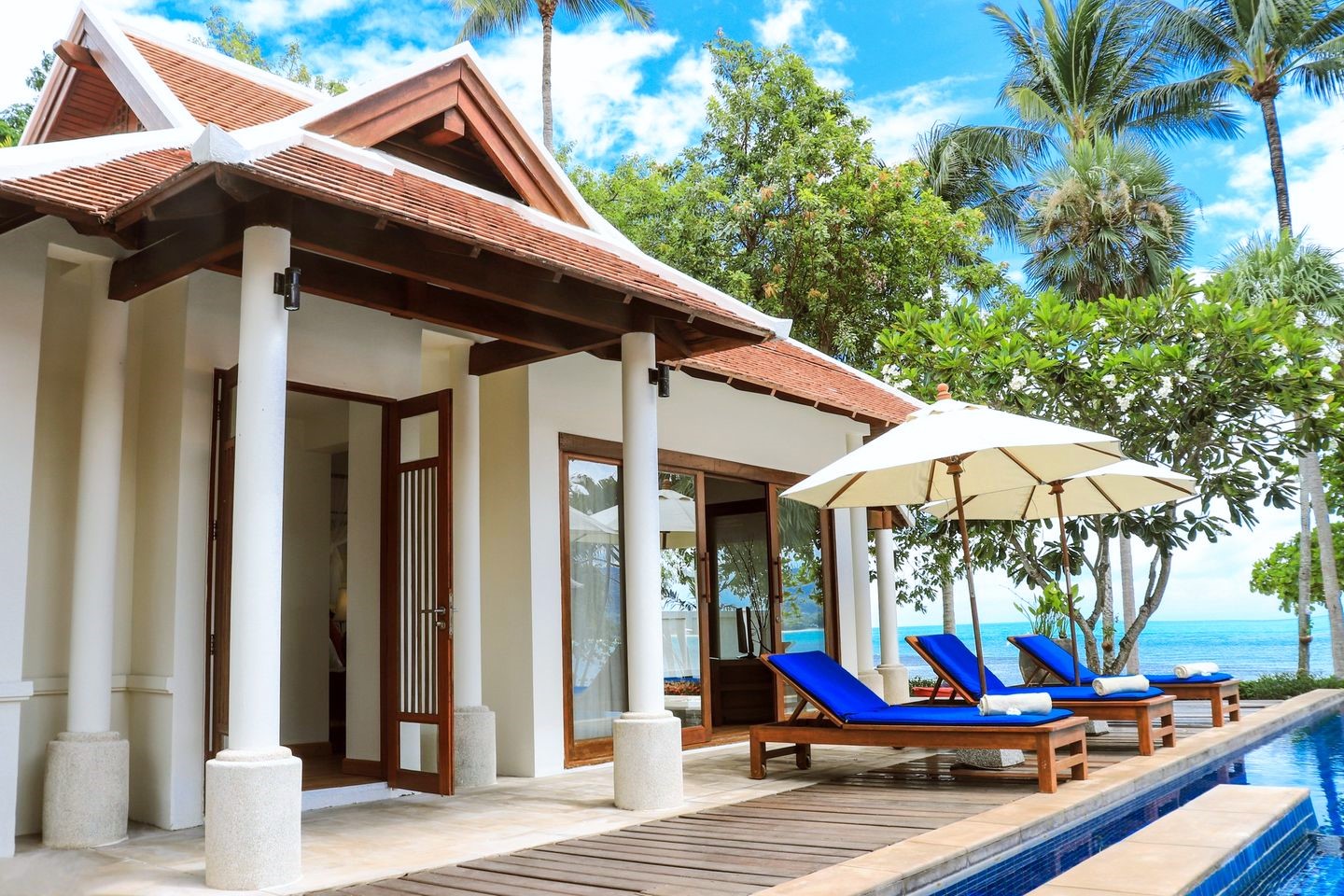 Baan Chom Talay - Classic 5 Bedroom Beachfront Villa in Lipa Noi for sale
