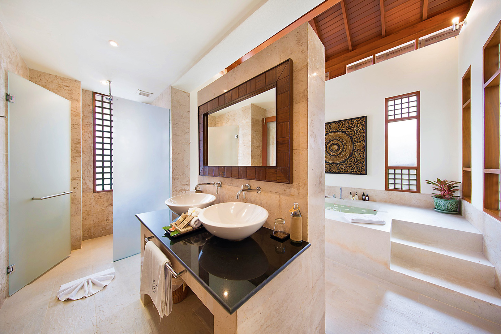 Baan Chom Talay - Classic 5 Bedroom Beachfront Villa in Lipa Noi for sale